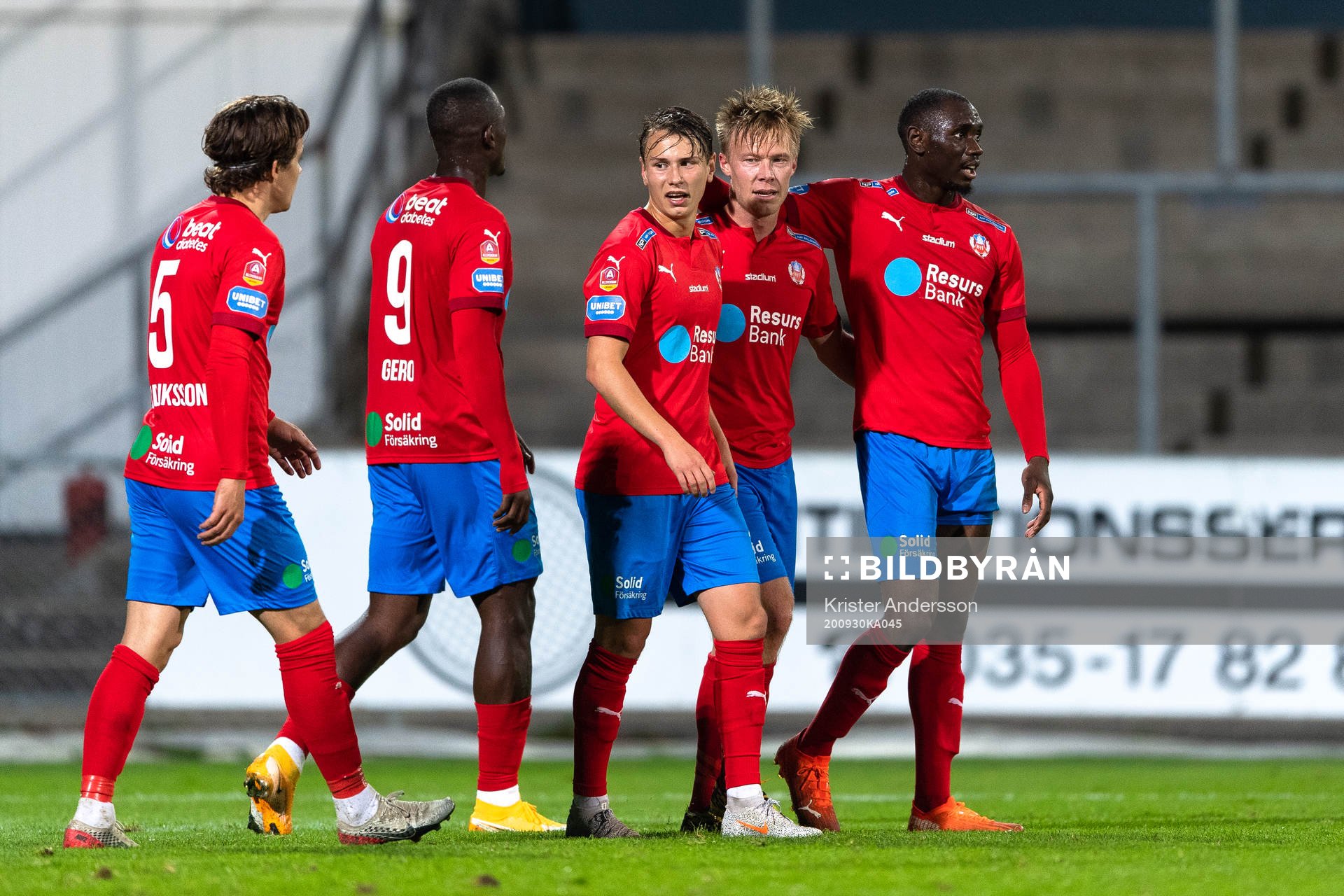 Helsingborgs Andreas Landgren jublar med lagkamrater efter 0-2 under fotbollsmatchen i Svenska Cupen mellan Halmia och Helsingborg den 30 september 2020 i Halmstad.
