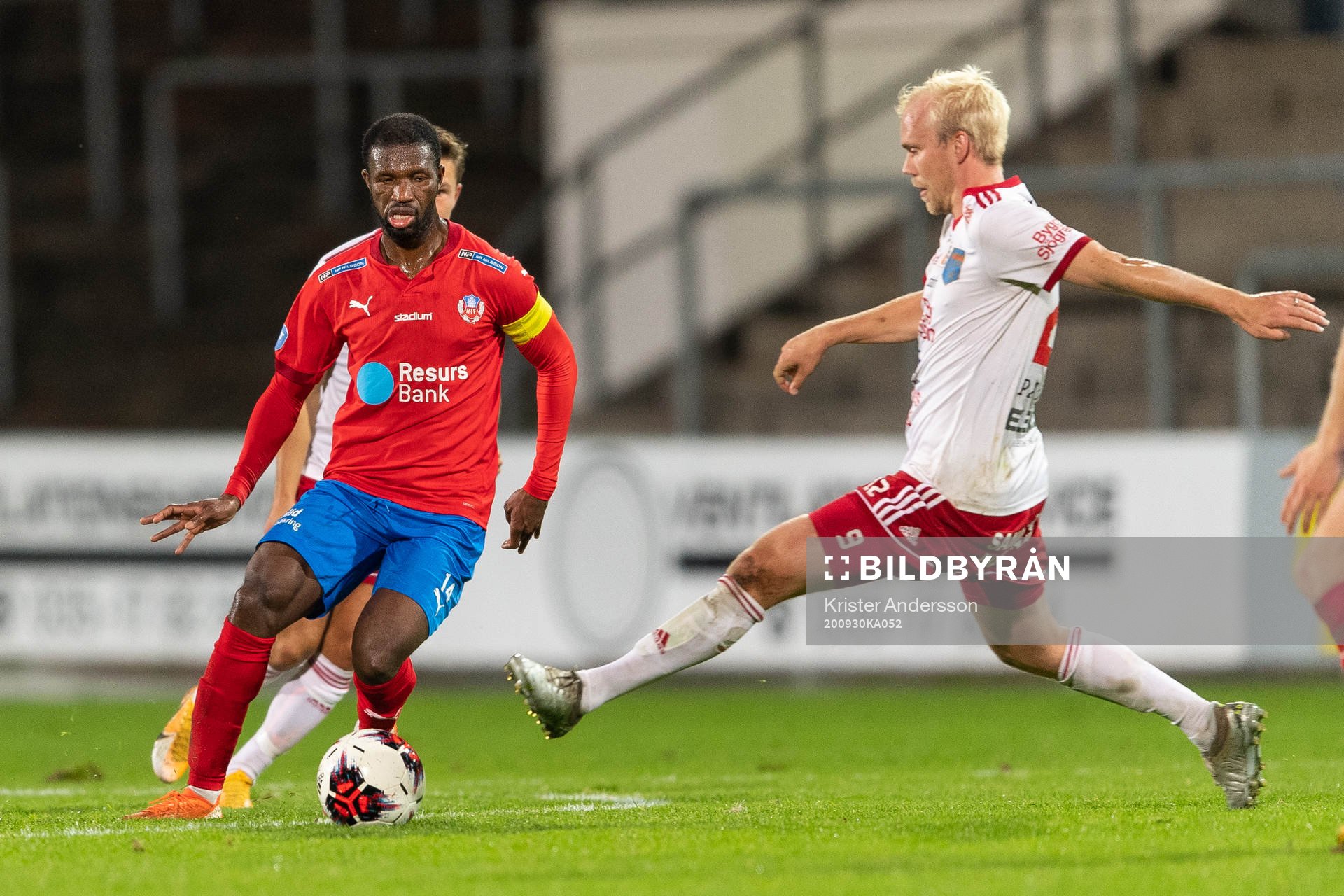 Helsingborgs Mohammed Abubakari och Halmias Kristoffer Thydell under fotbollsmatchen i Svenska Cupen mellan Halmia och Helsingborg den 30 september 2020 i Halmstad.