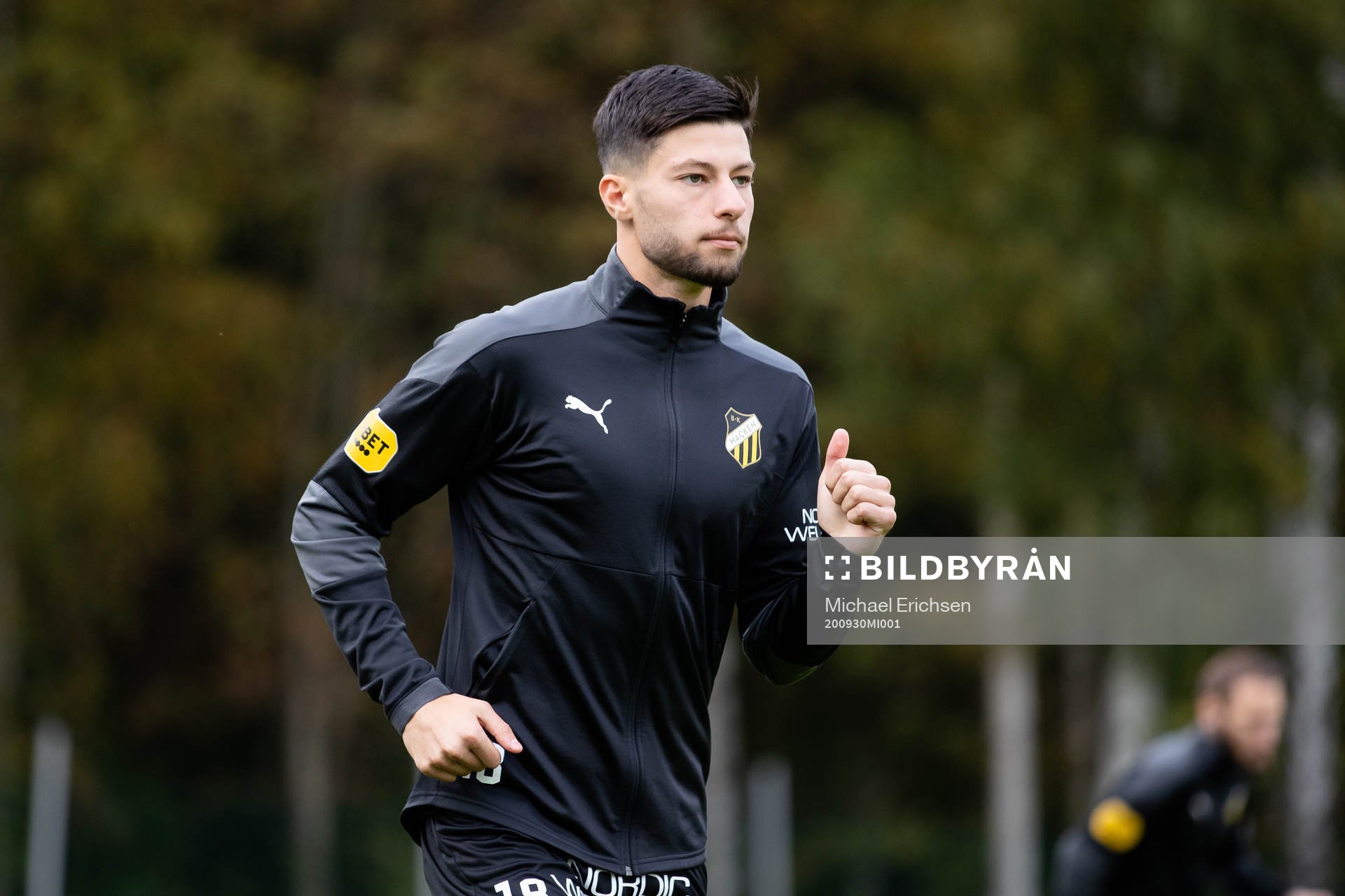 Häckens Kevin Yakob värmer upp innan fotbollsmatchen i