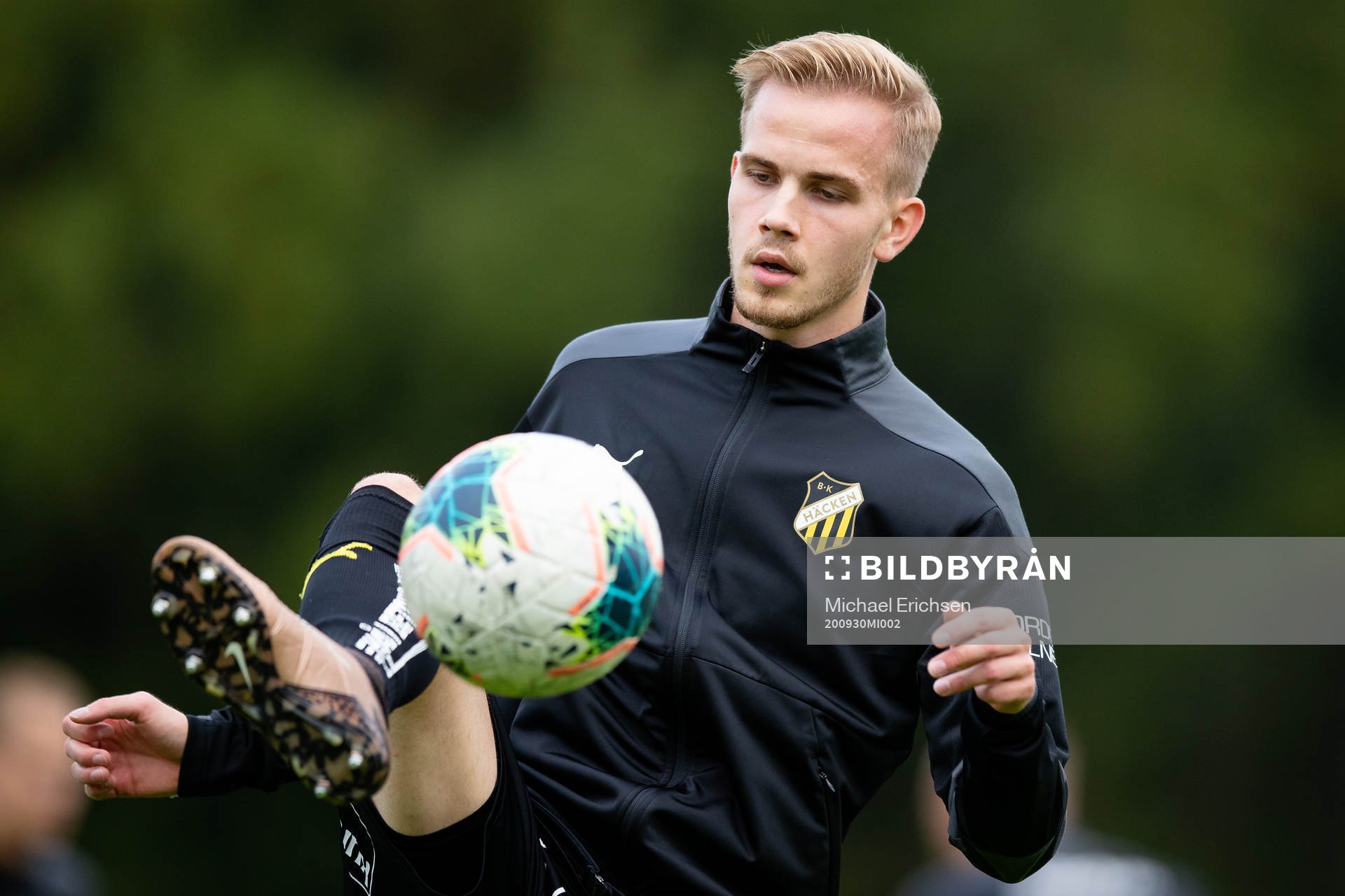 Häckens Jasse Tuominen värmer upp innan fotbollsmatchen i
