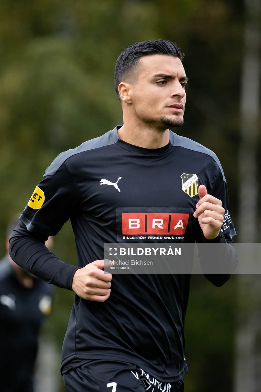 Häckens Ahmed Yasin värmer upp innan fotbollsmatchen i