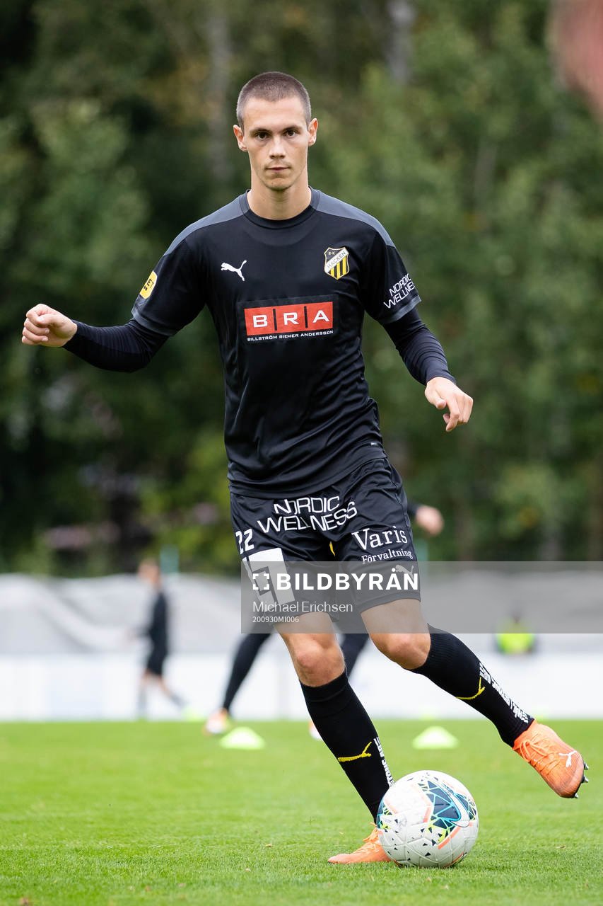 Häckens Tobias Carlsson värmer upp innan fotbollsmatchen