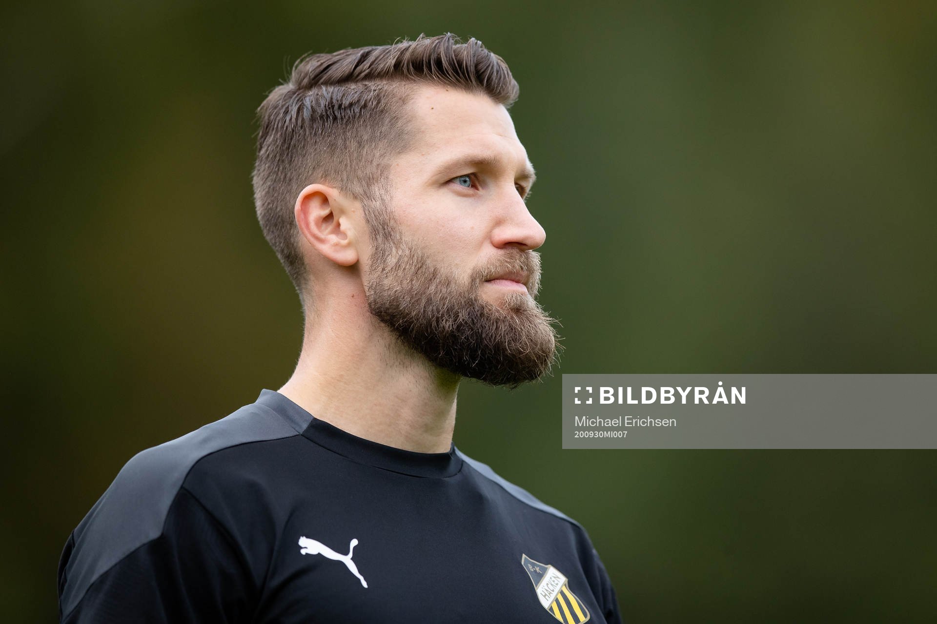 Häckens Joona Toivio värmer upp innan fotbollsmatchen i