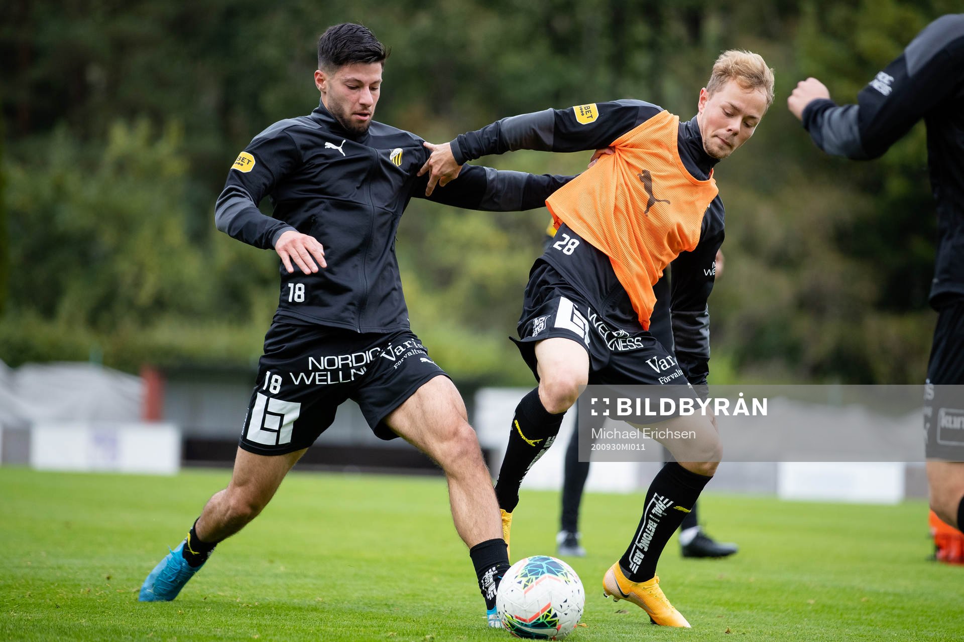 Häckens Kevin Yakob och Adam Andersson värmer upp innan