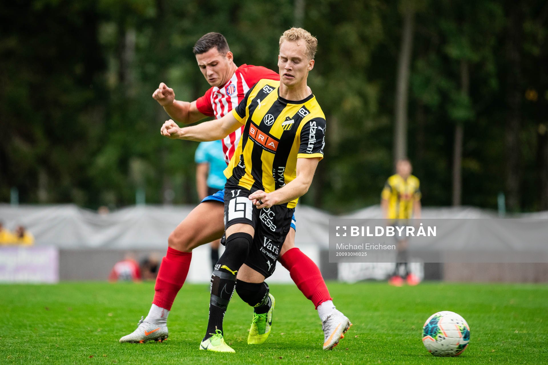 Häckens Gustav Berggren och Angereds Haris Avdiu under fotbollsmatchen i Svenska Cupen mellan Angered och Häcken den 30 september 2020 i Göteborg.