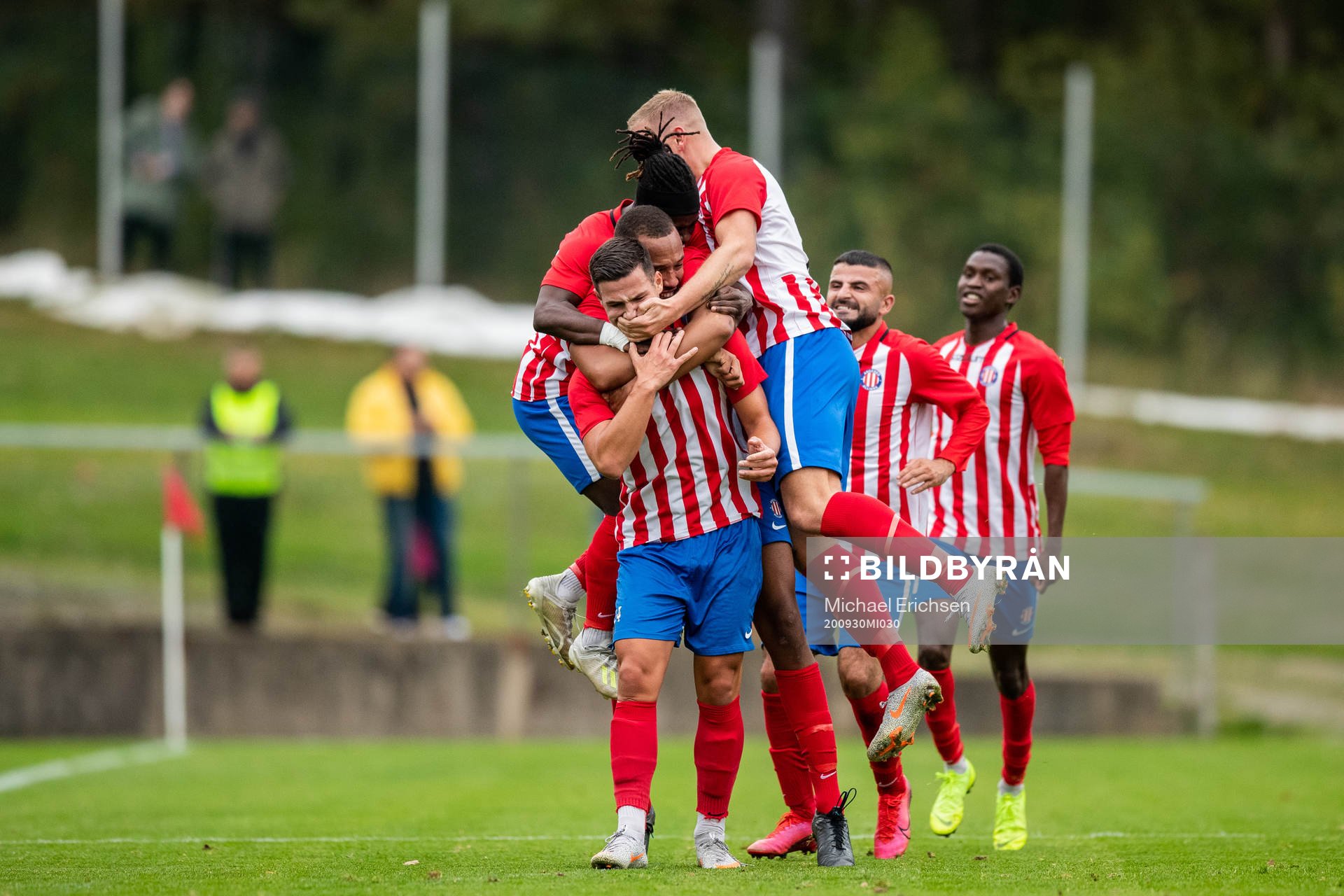 Angereds Haris Avdiu jublar