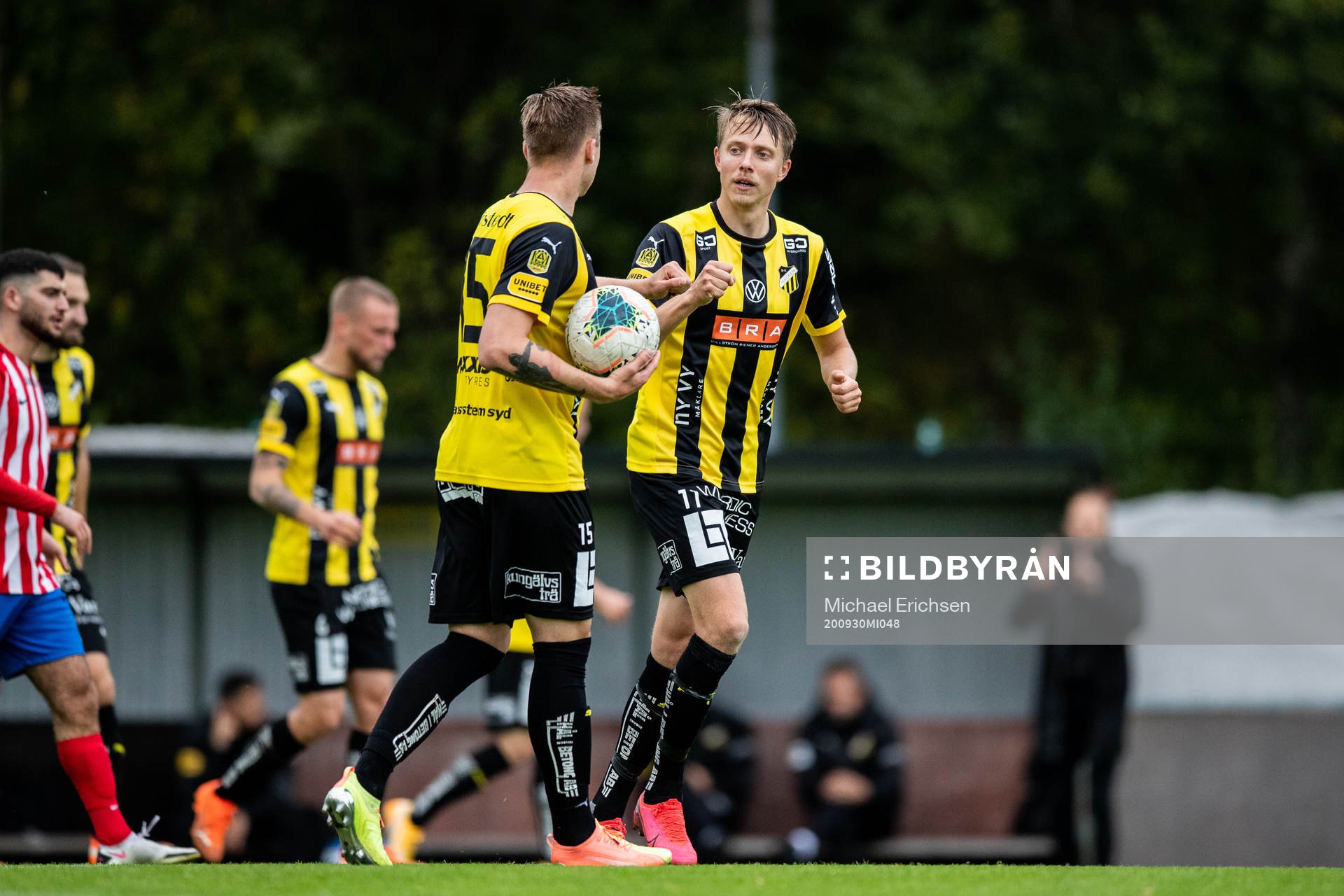 Häckens Viktor Lundberg (h) jublar med Alexander Söderlund