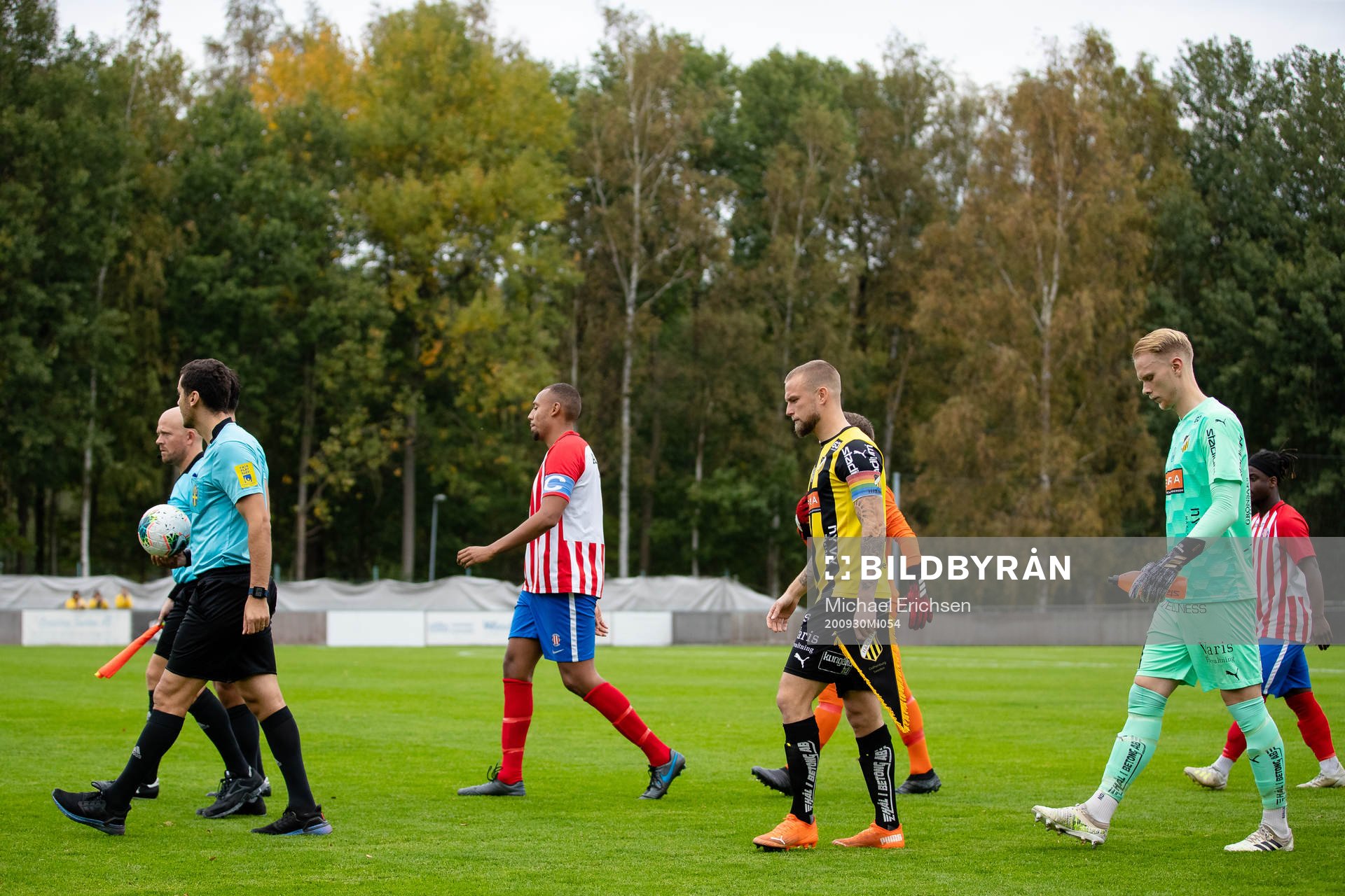 Lagen på väg in för Line up innan fotbollsmatchen i