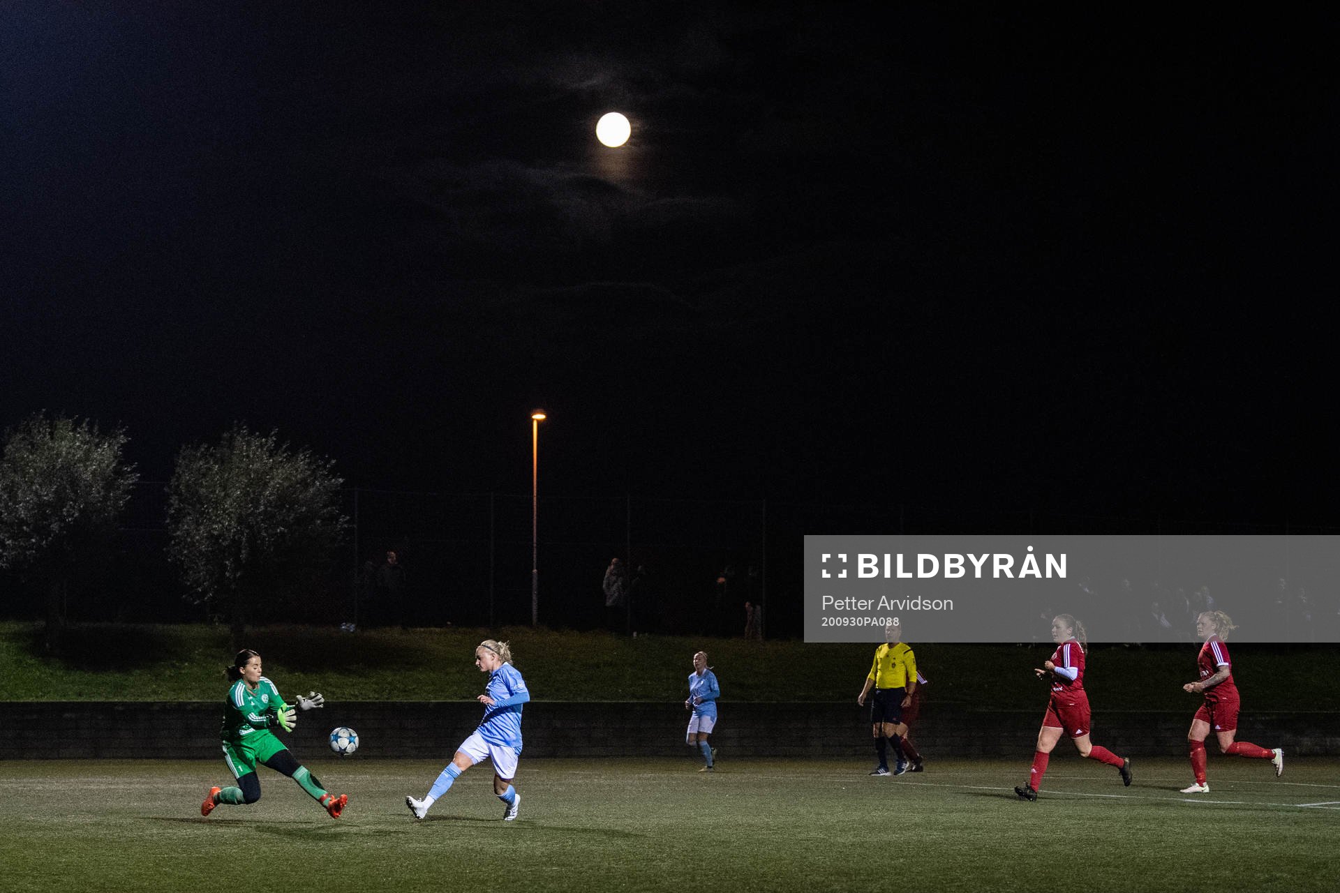 Gislövs målvakt Ulrika Lundgren och Malmö FFs Melina