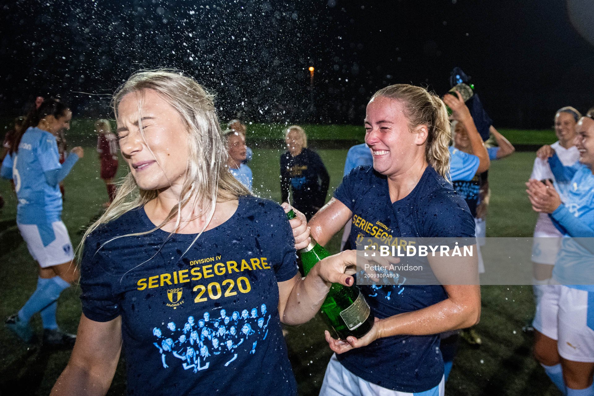 Malmö FFs Madeleine Hejde och Beatrice Andersson jublar