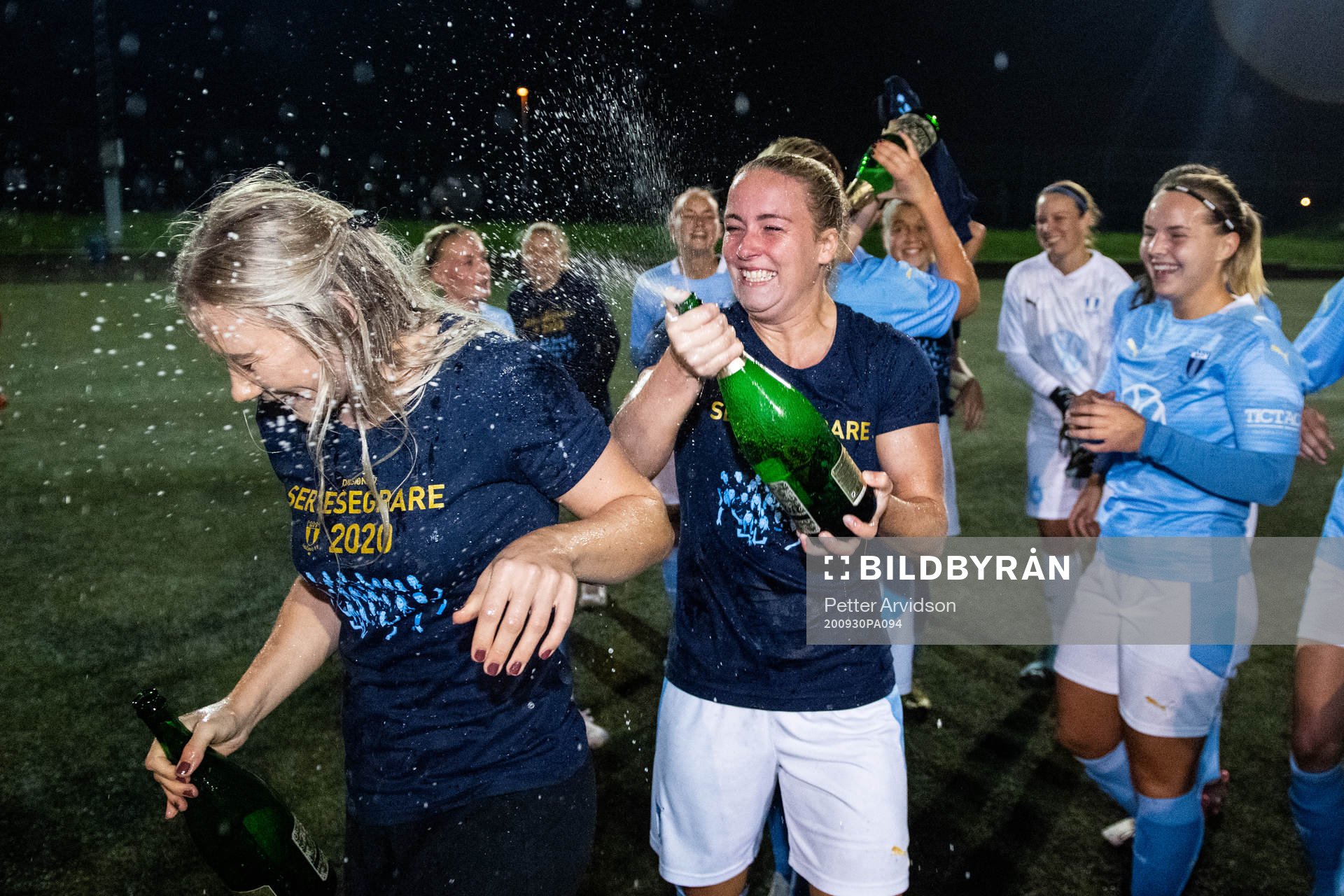 Malmö FFs Madeleine Hejde och Beatrice Andersson jublar