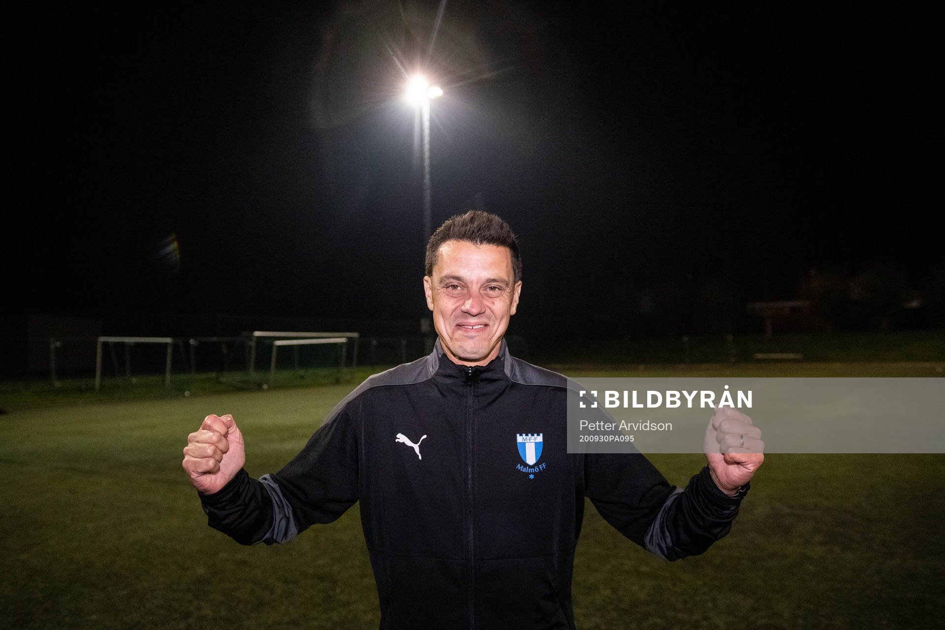 Malmö FFs tränare Fredrik Jahnfors jublar efter fotbollsmatchen i Division 4 Sydvästra Skåne mellan Gislöv och Malmö FF den 30 september 2020 i Gislöv.