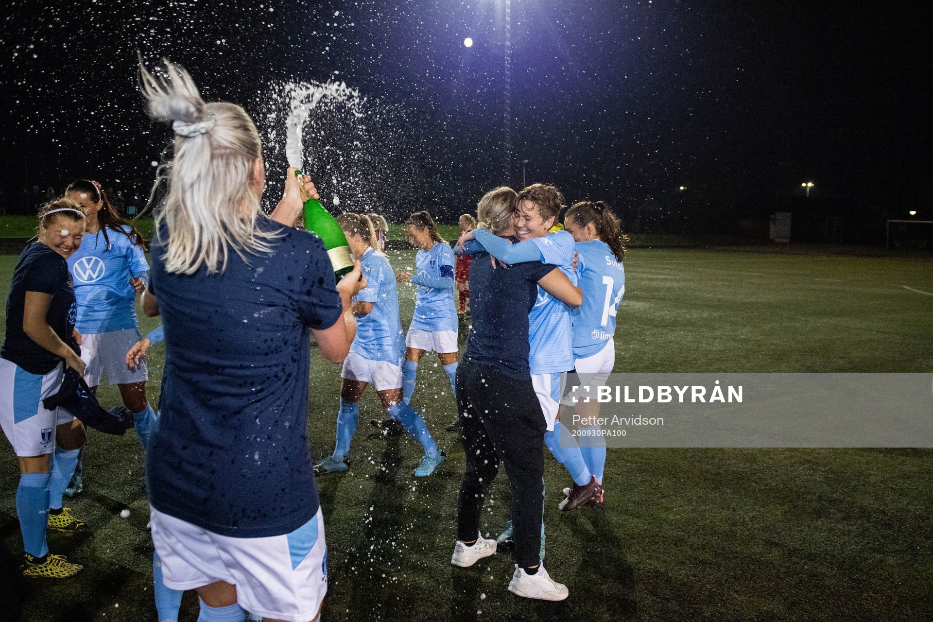 Malmö FFs Anna Hellsten jublar med lagkamrater