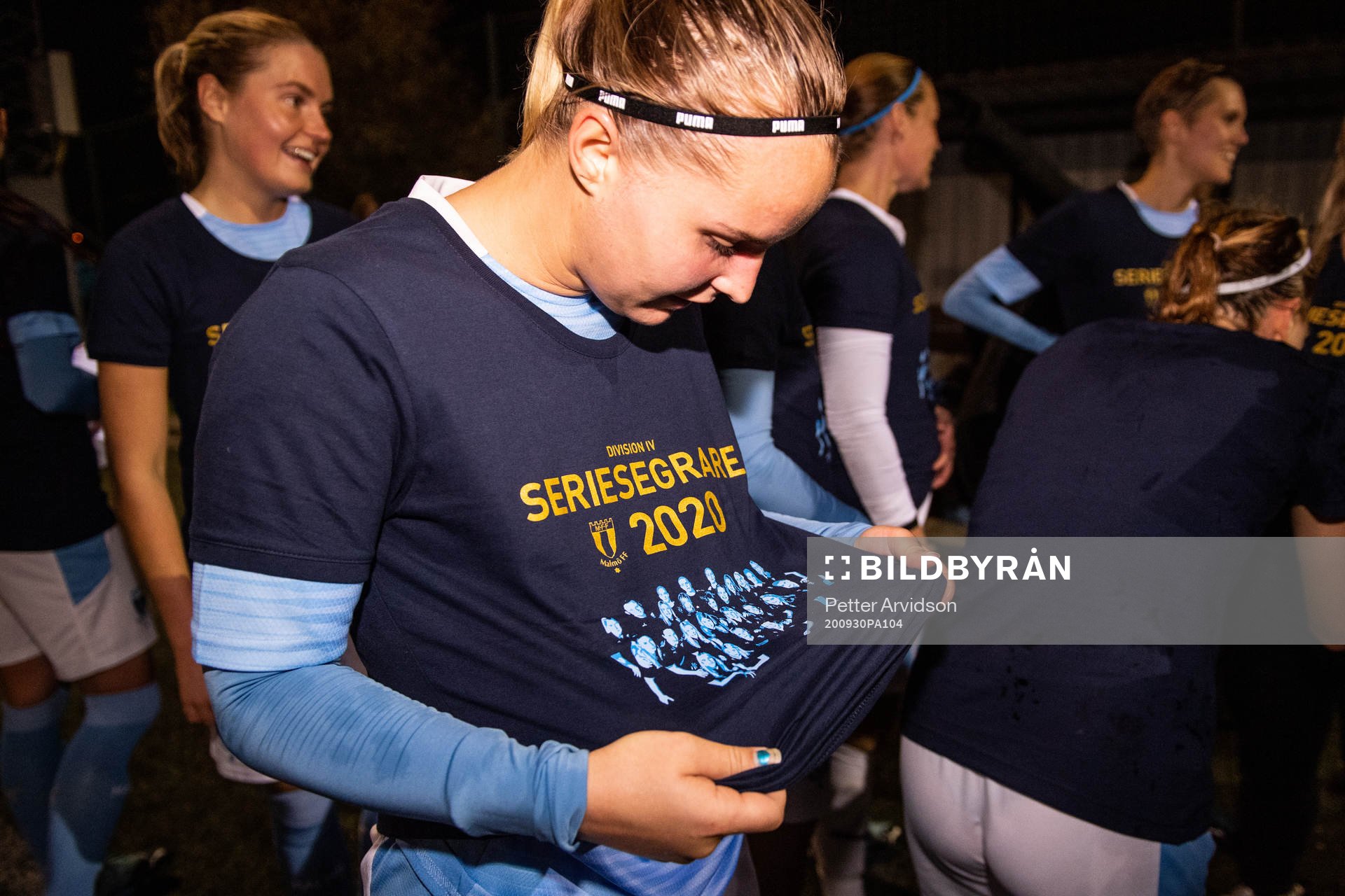 Malmö FFs Johanna Fredriksson granskar sin tröja