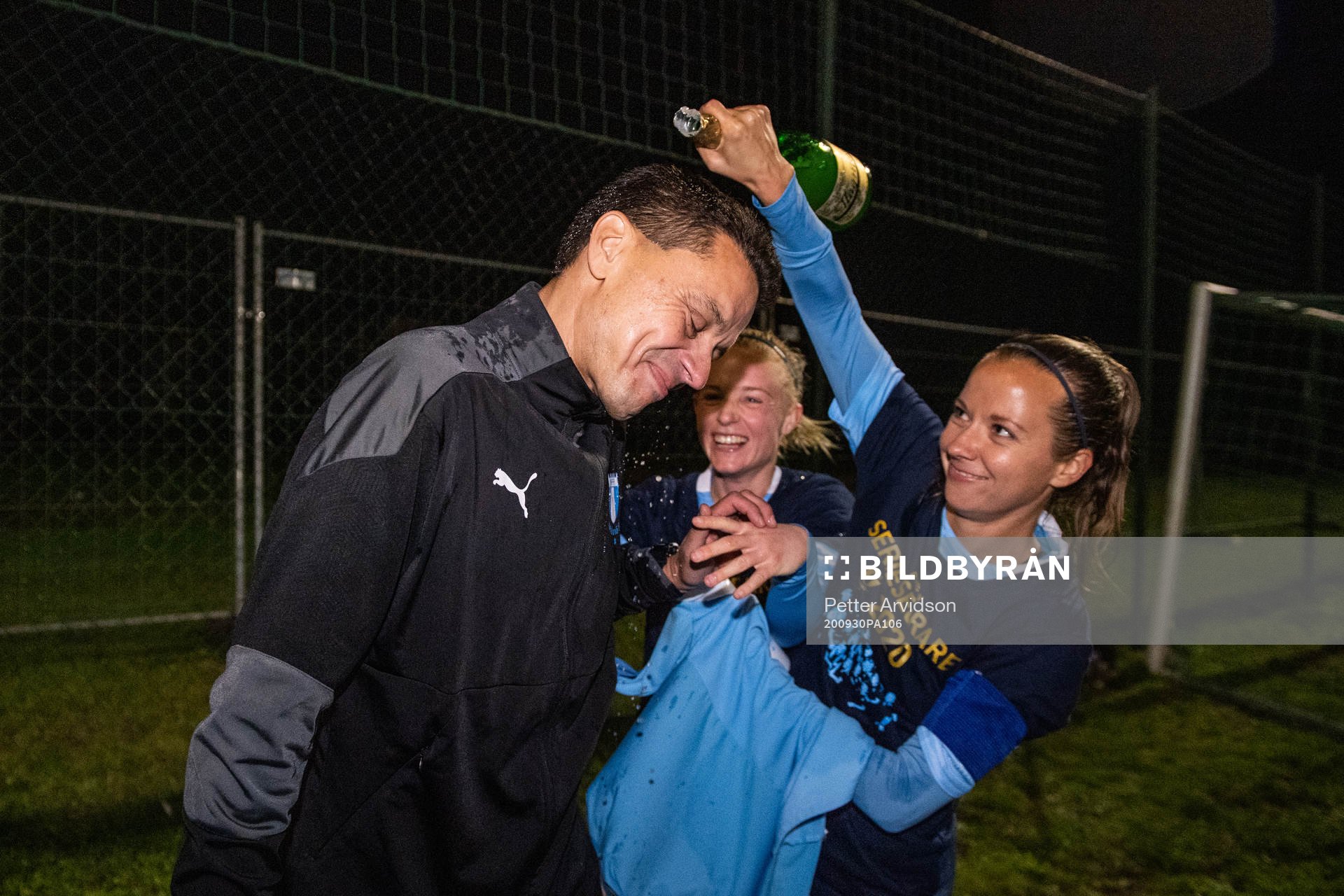Malmö FFs Cornelia Lindgren och Melina Skarström jublar
