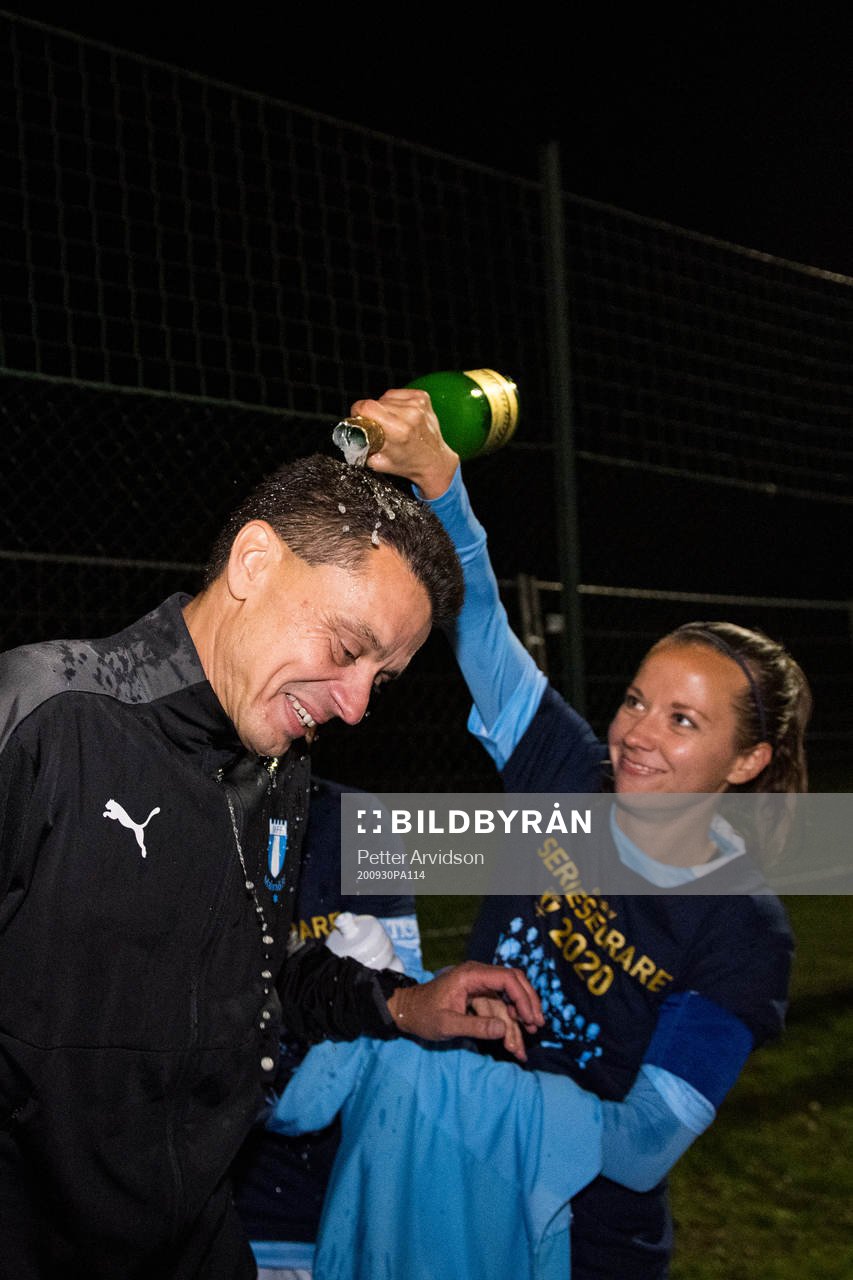 Malmö FFs Cornelia Lindgren jublar med tränare Fredrik