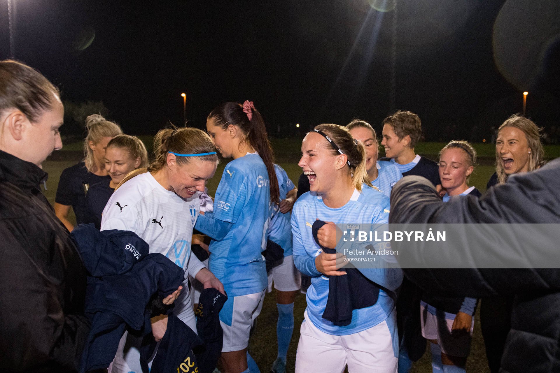 Malmö FFs Johanna Fredriksson jublar efter att Malmö FF blivit klara för division 3 nästa säsong efter fotbollsmatchen i Division 4 Sydvästra Skåne mellan Gislöv och Malmö FF den 30 september 2020 i Gislöv.