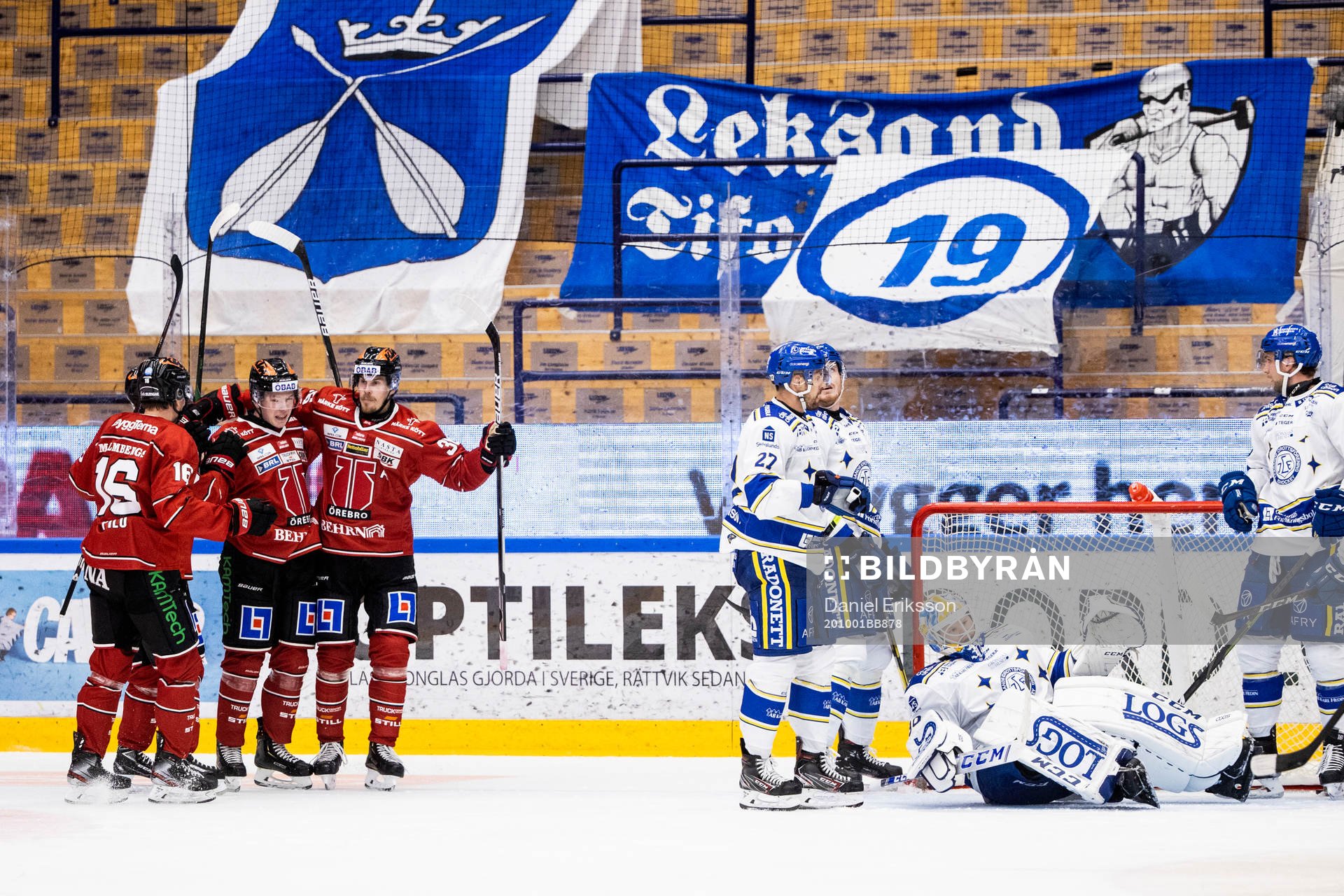 Örebros Linus Öberg (m) jublar med Lukas Pilö och Emil