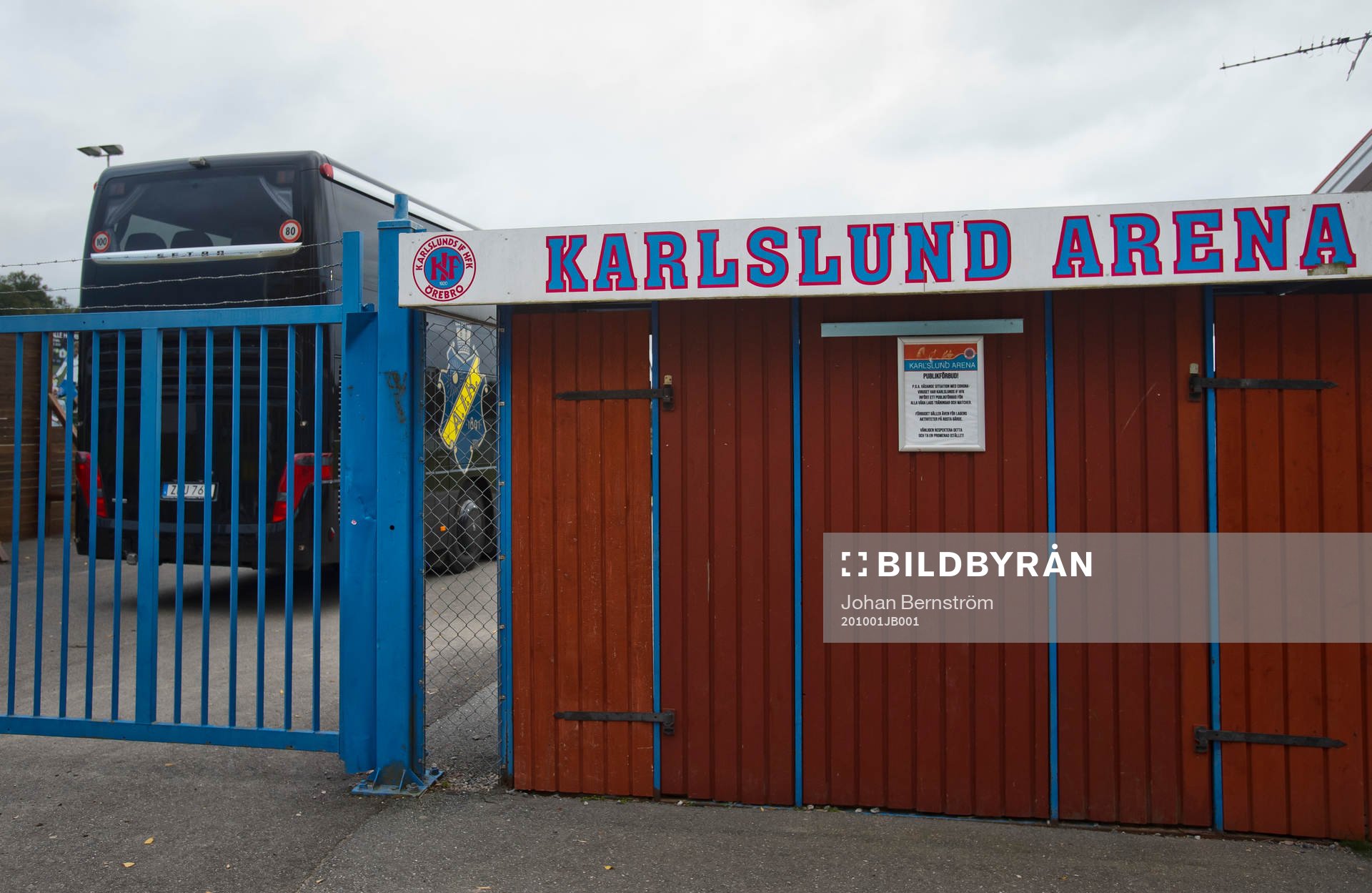 AIK spelarbuss vid entrén till Karlslund Arena