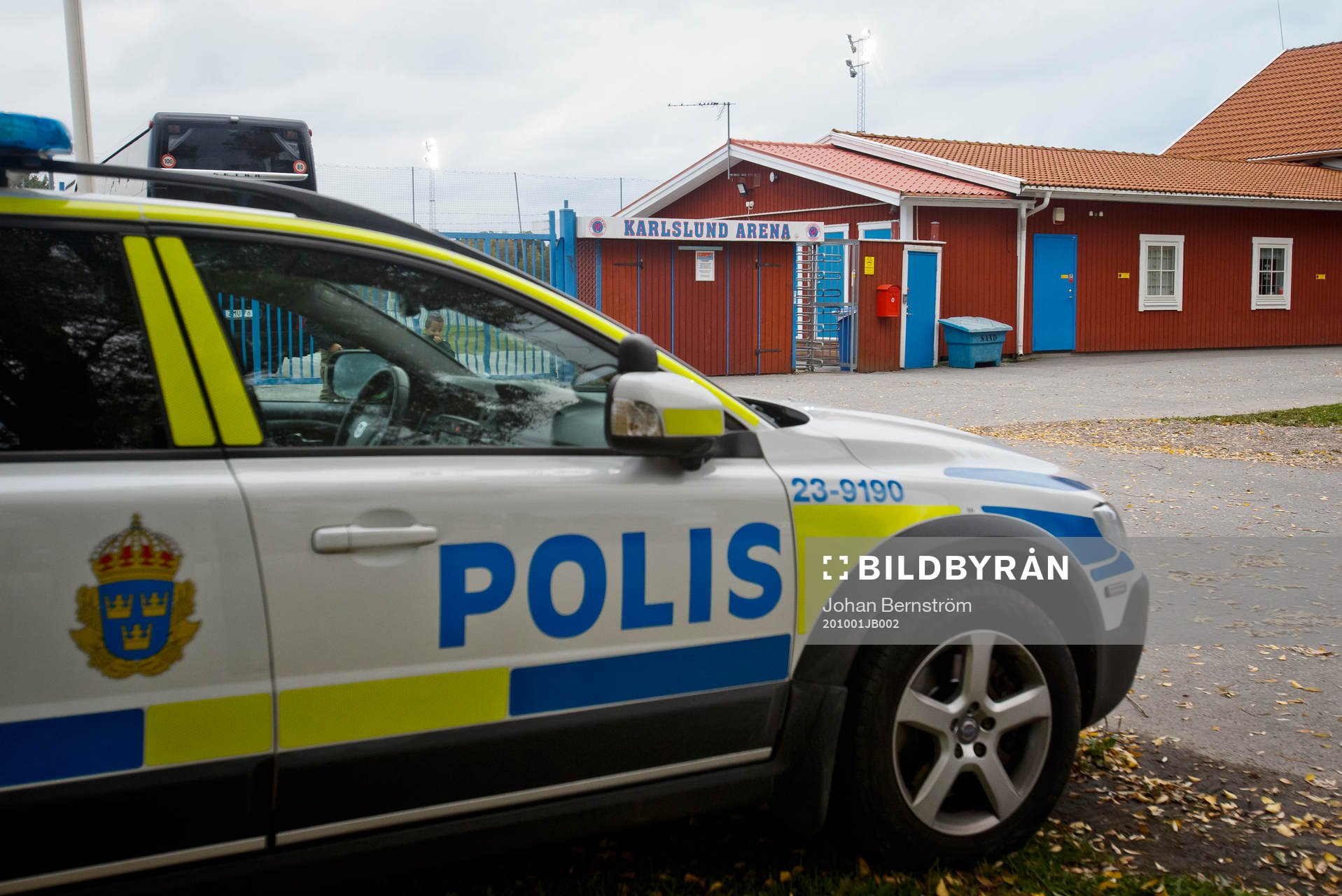 En polisbil vid entrén till Karlslund Arena