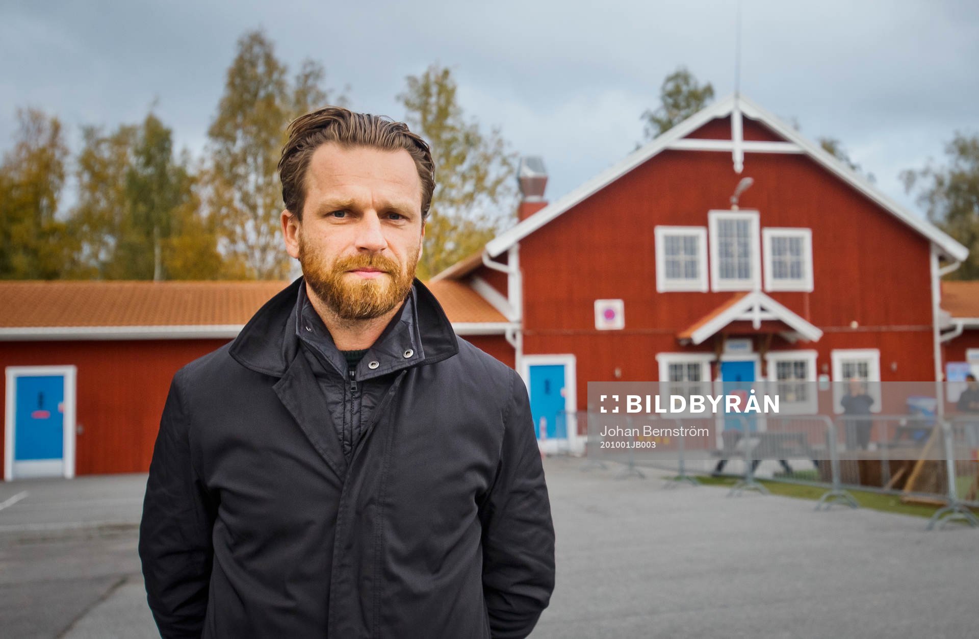 s tränare Bartosz Grzelak utanför klubbhuset
