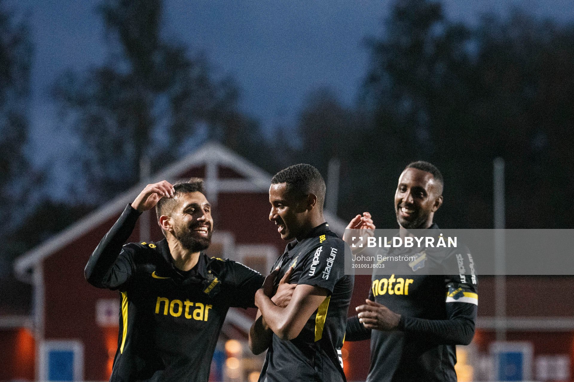 AIK:s Paulos Abraham jublar tillsammans med Stefan Silva och Henok Goitom efter 0-1 under fotbollsmatchen i Svenska Cupen mellan Karlslund och AIK den 1 oktober 2020 i Örebro.