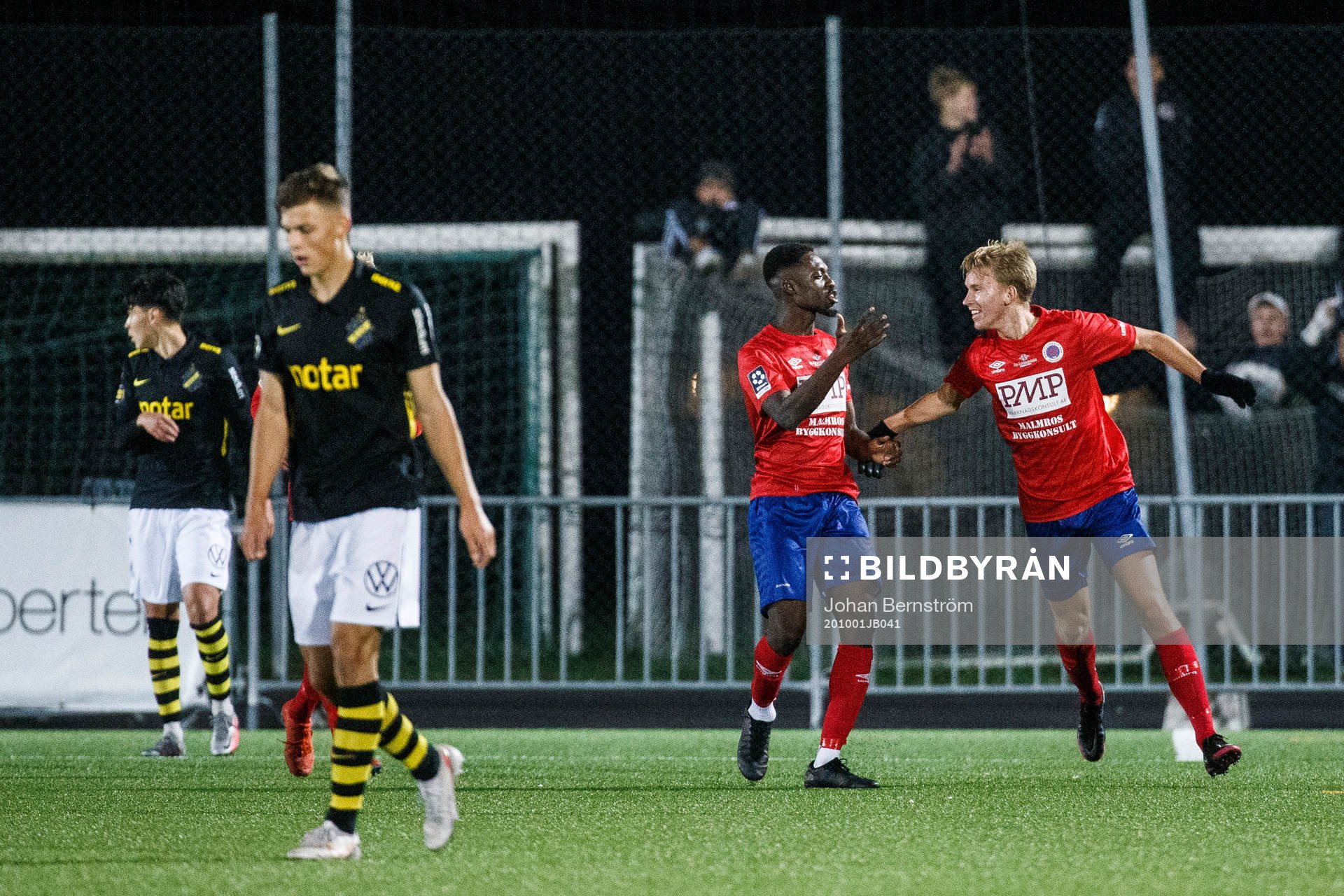 Karlslunds Tidjani Diawara jublar med lagkamrat