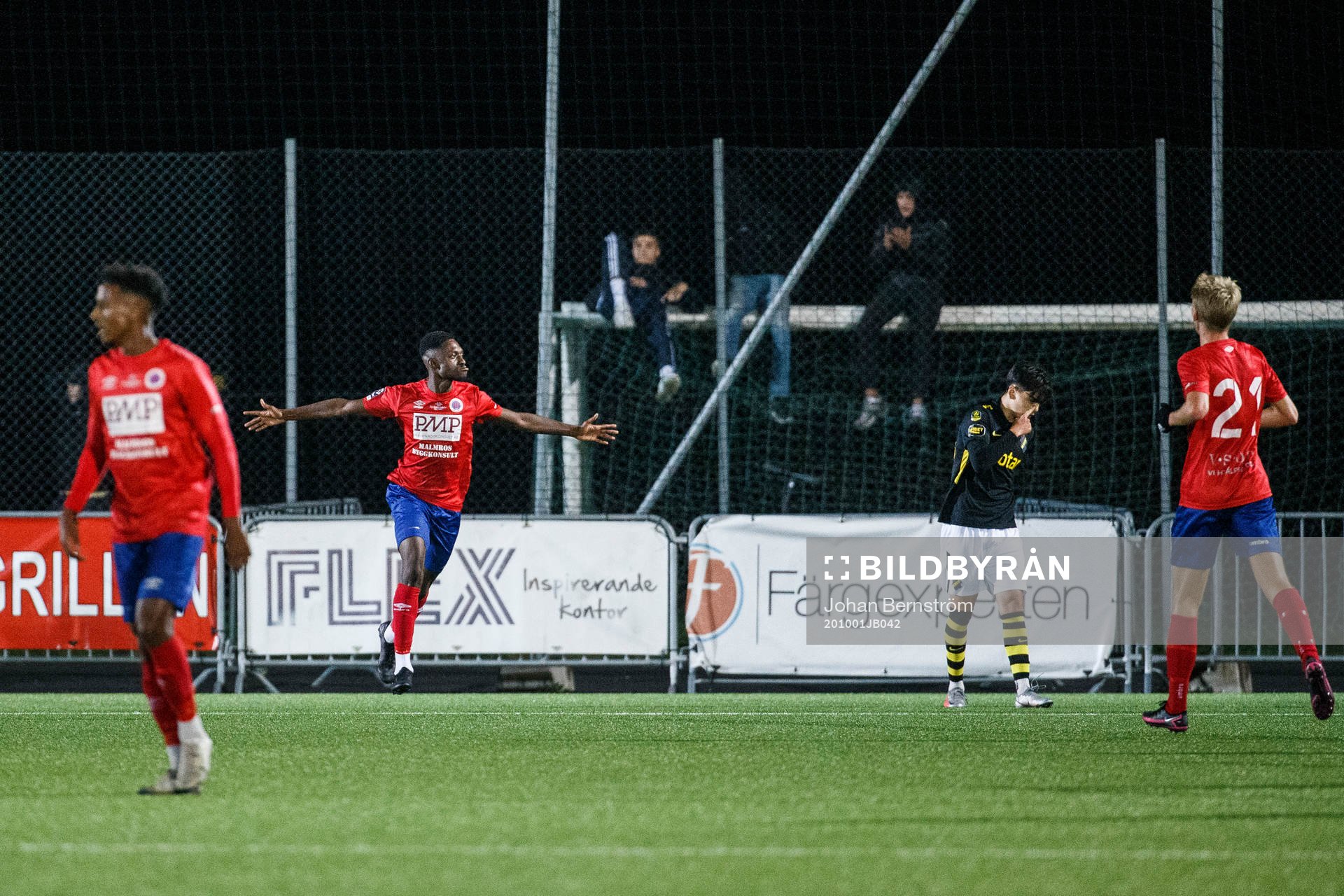 Karlslunds Tidjani Diawara jublar efter 1-2 under fotbollsmatchen i Svenska Cupen mellan Karlslund och AIK den 1 oktober 2020 i Örebro.