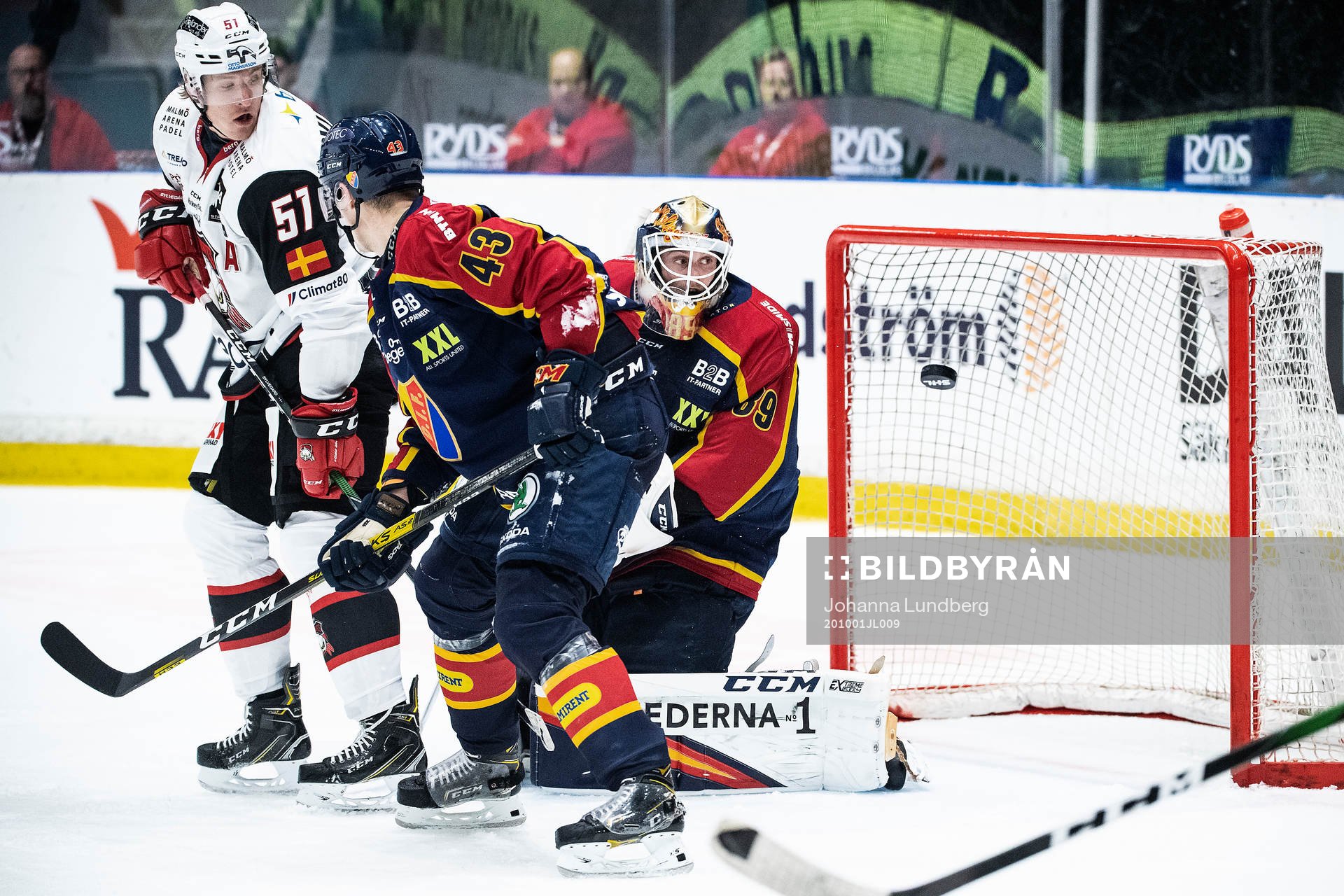 Malmö Redhawks Emil Sylvegård och Djurgårdens målvakt