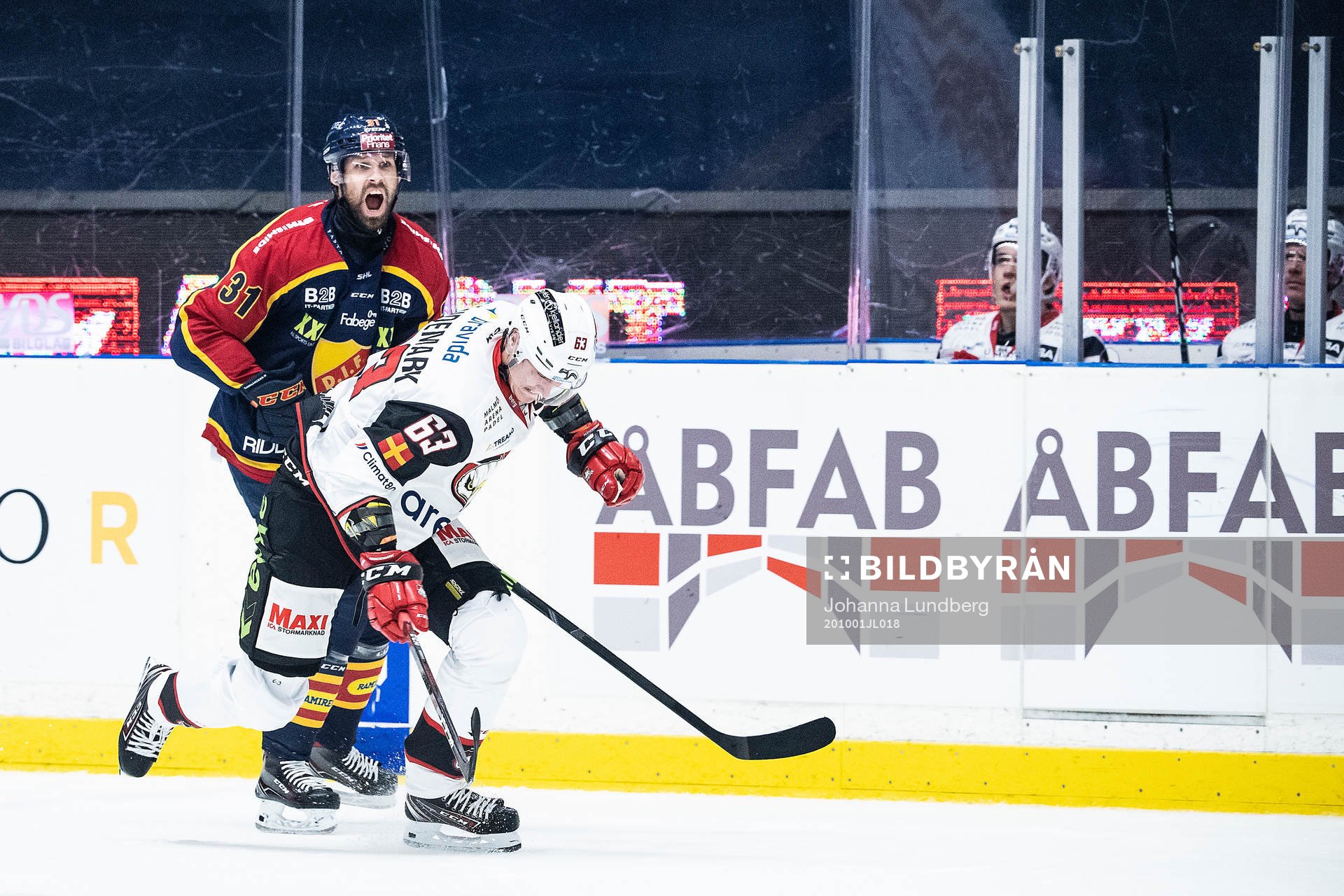Djurgårdens Dick Axelsson reagerar mot domaren