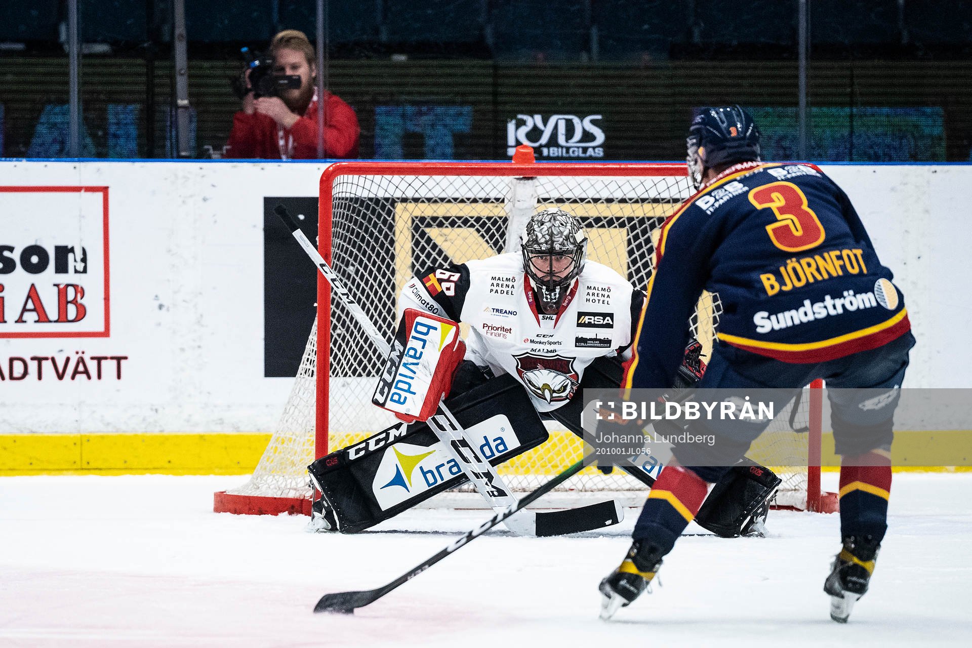 Djurgårdens Tobias Björnfot mot Malmö Redhawks målvakt