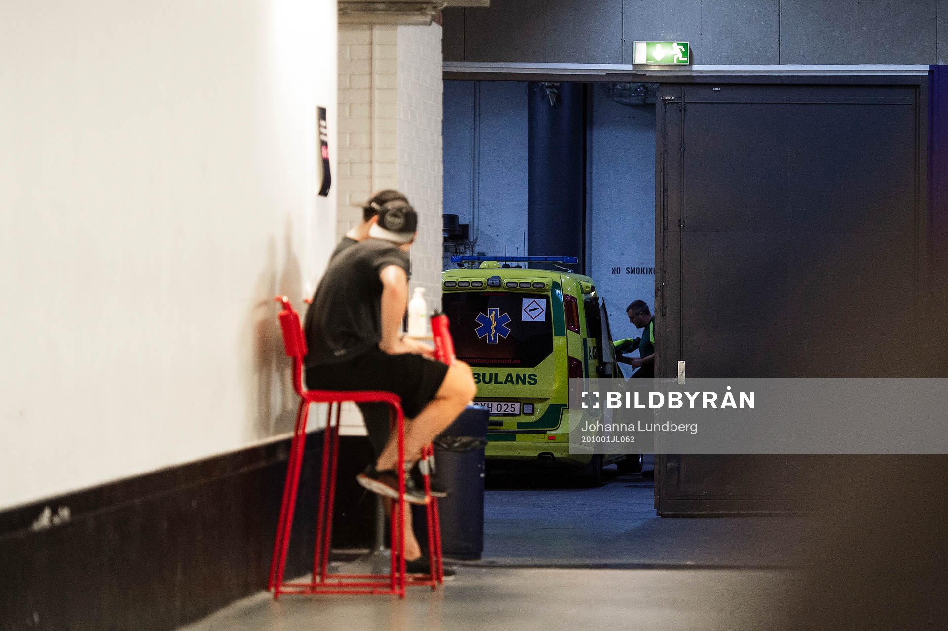 En ambulans med Djurgårdens Tobias Ekberg lämnar hovet