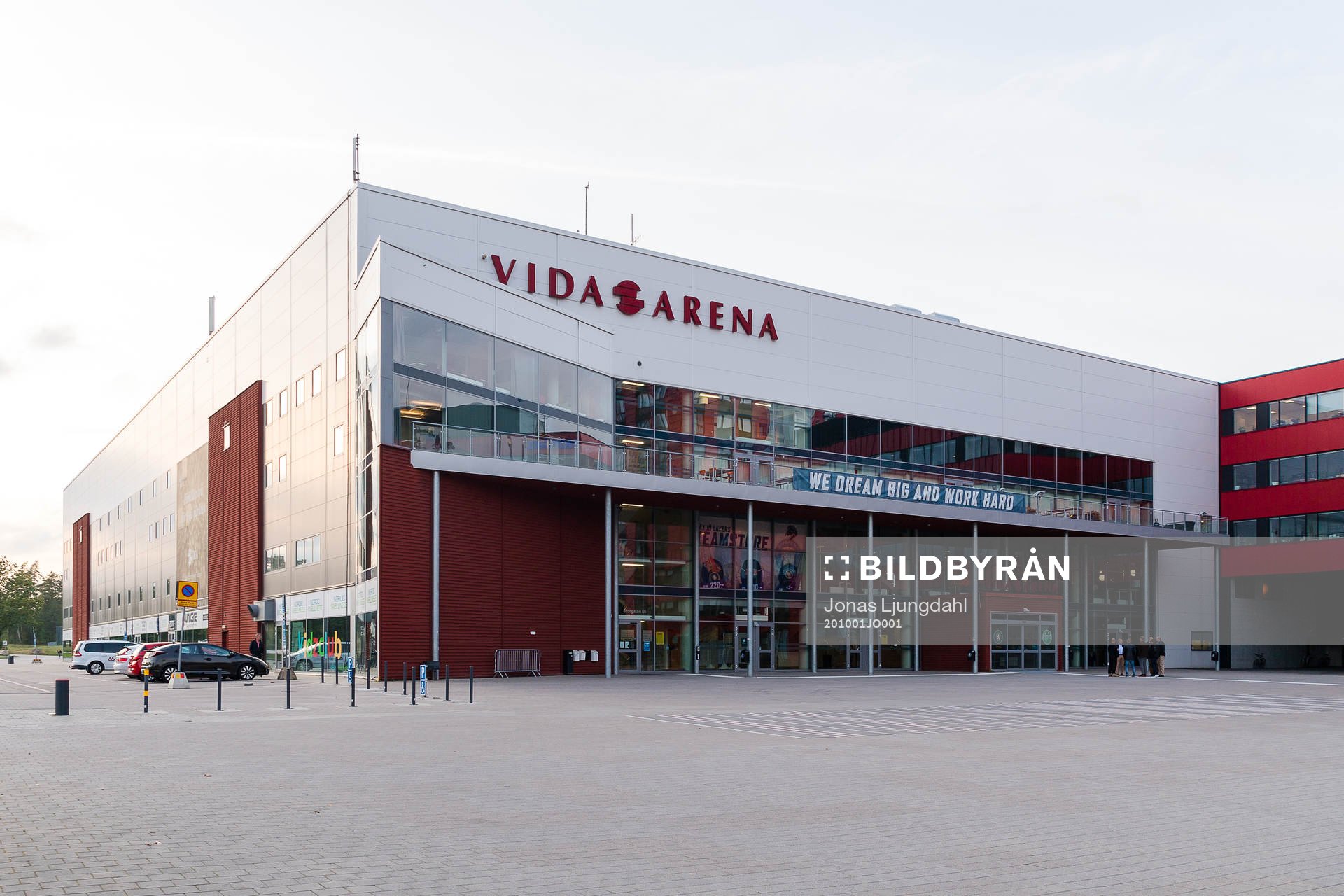 Exteriör vy av Vida arena före ishockeymatchen i SHL
