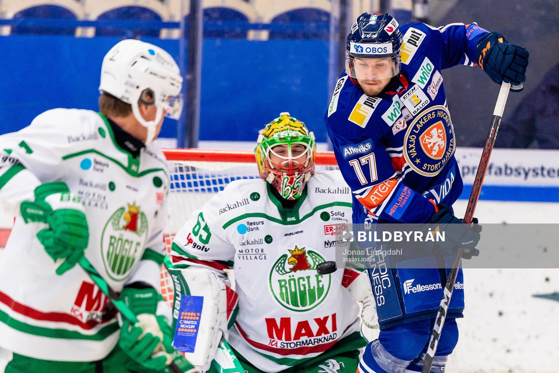 Växjös Emil Forslund oroar framför Rögles målvakt