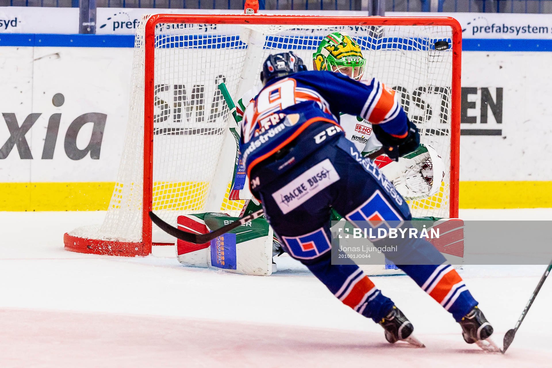 Växjös Pontus Holmberg gör mål 1-1 bakom Rögles
