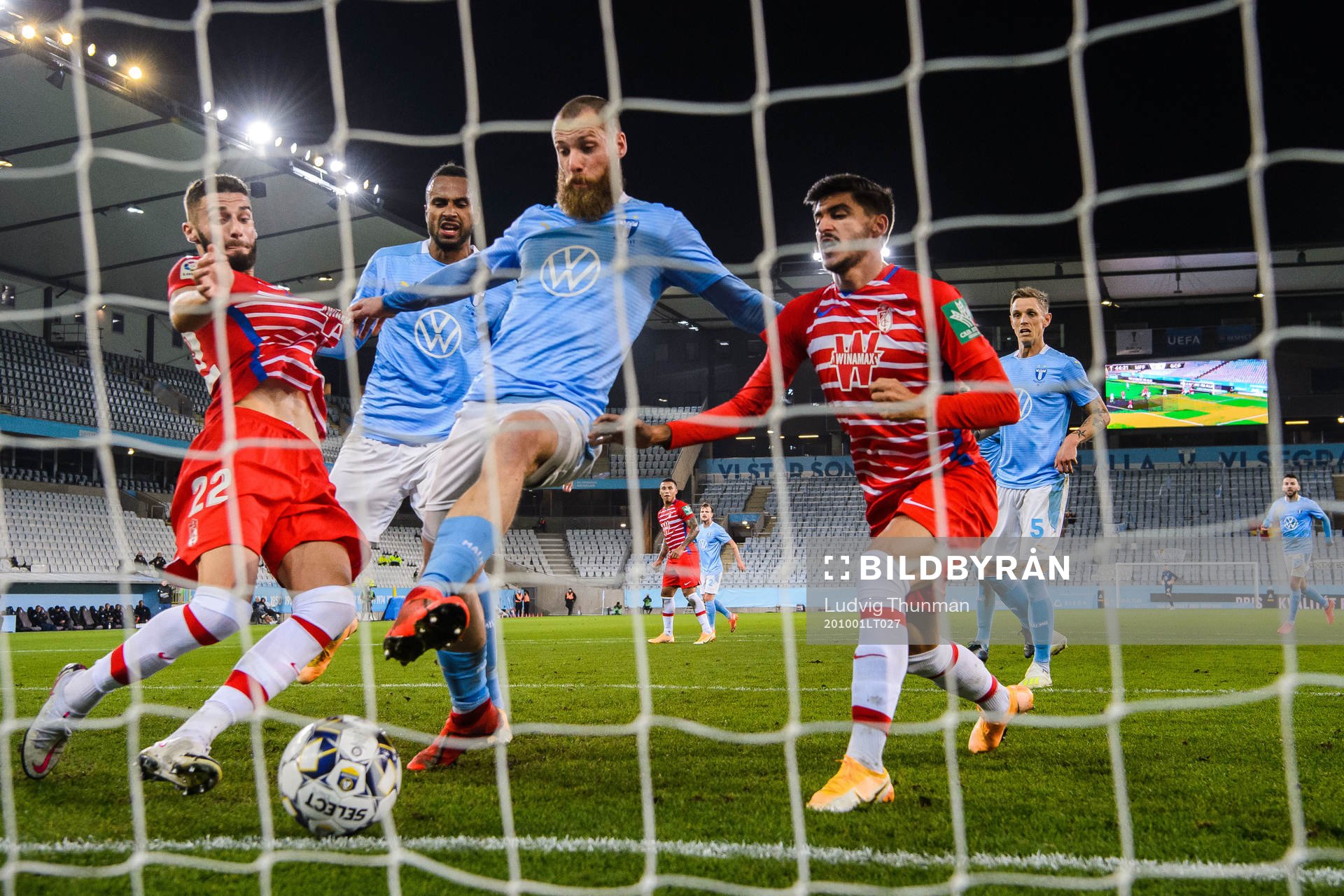 Isaac Kiese Thelin sees Jo Inge Berget of Malmö FF score