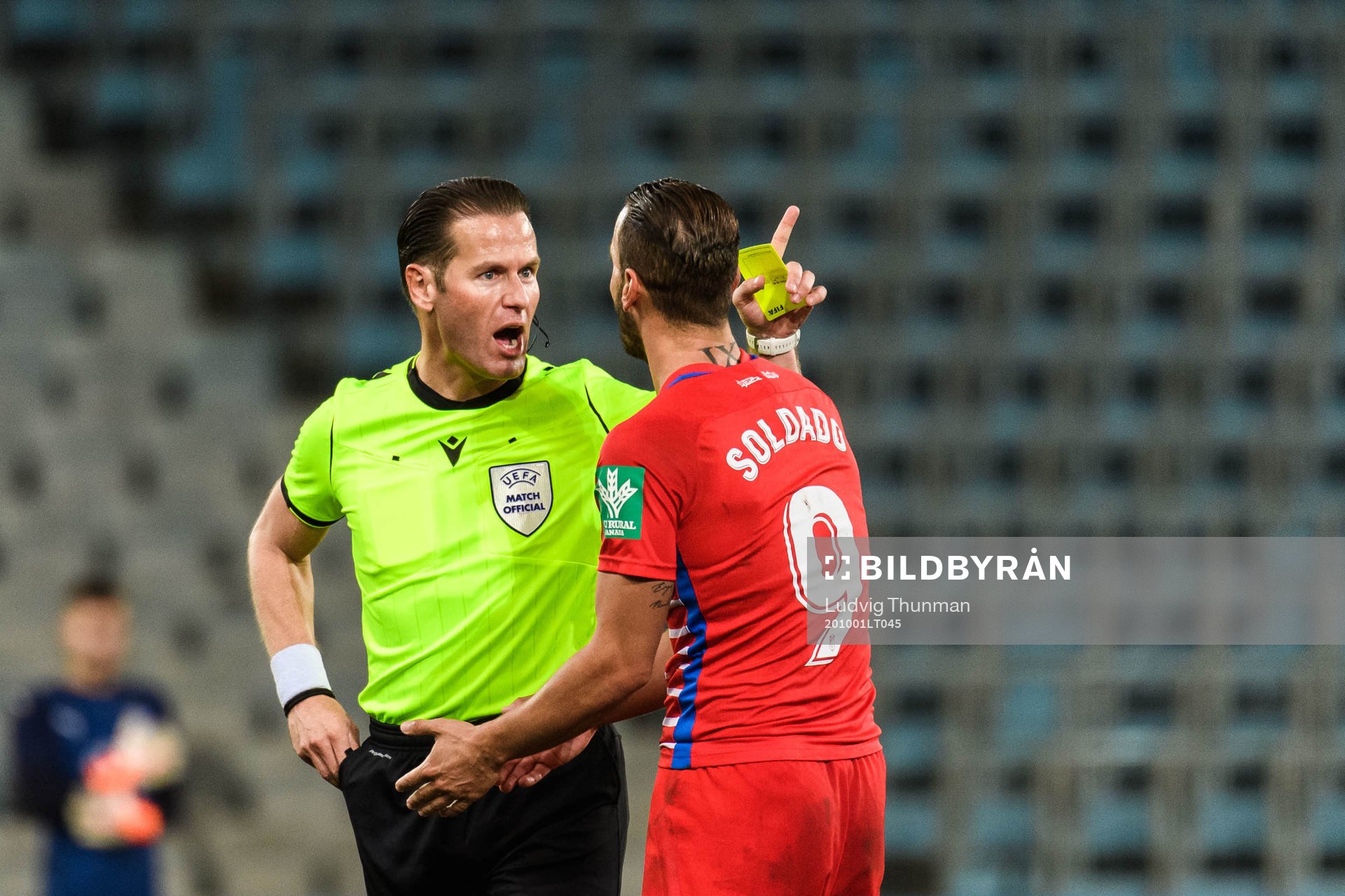Referee Danny Makkelie and Roberto Soldado of Granada