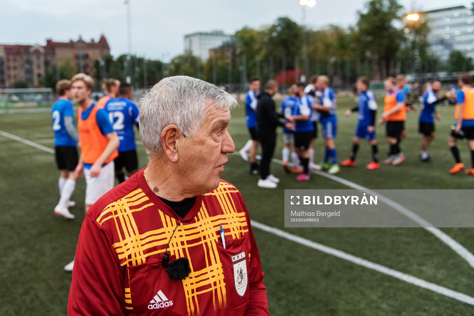 Domare Franco Bastiancich dömer en fotbollsmatch i Korpen