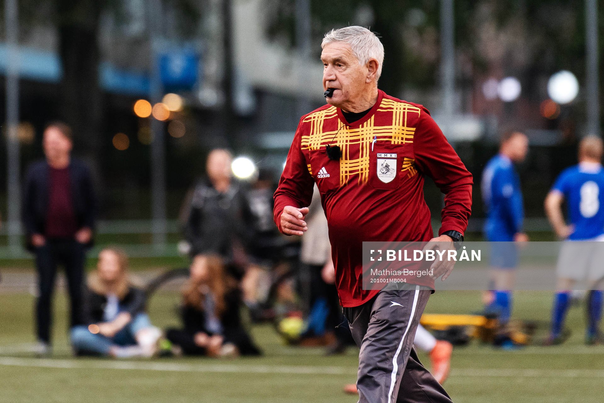 Domare Franco Bastiancich dömer en fotbollsmatch i Korpen