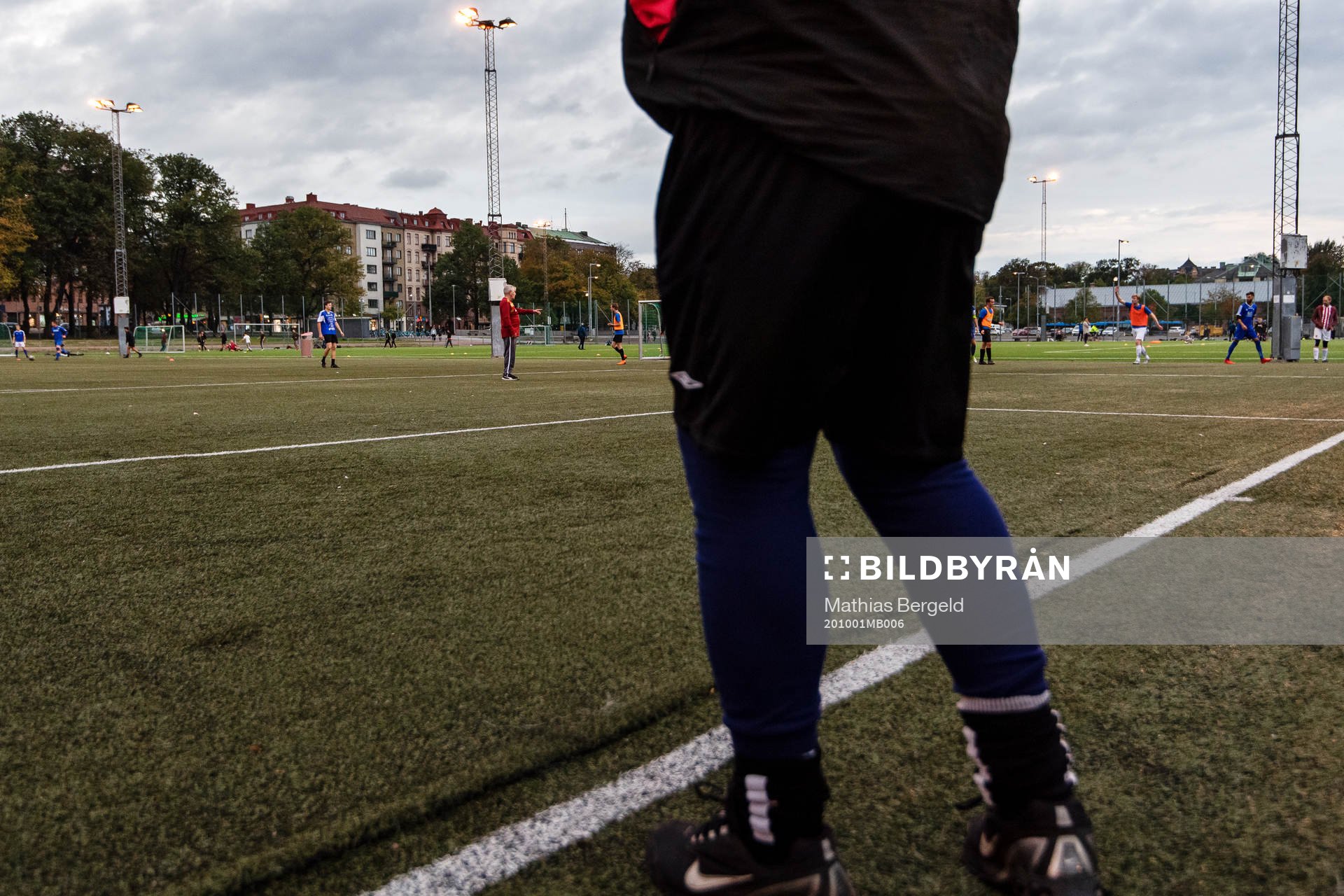 Domare Franco Bastiancich dömer en fotbollsmatch i Korpen