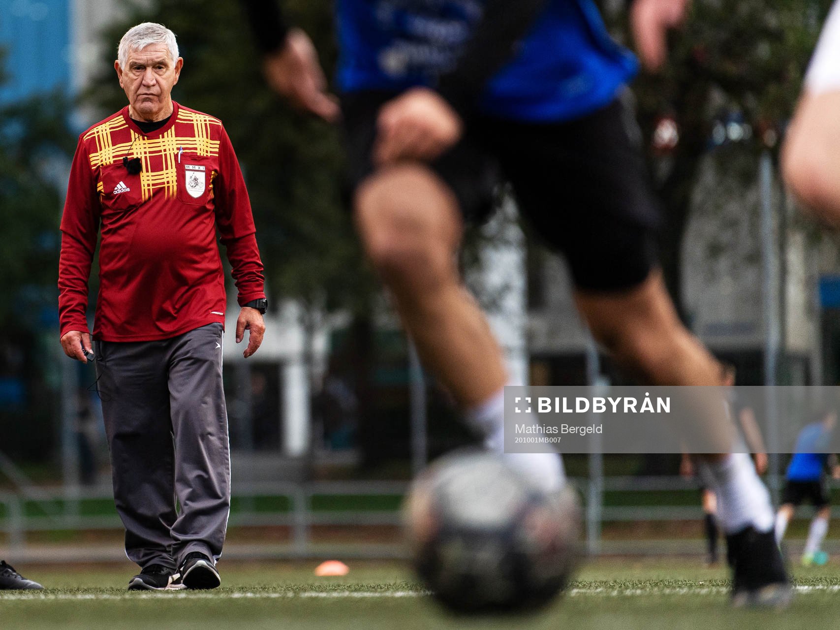 Domare Franco Bastiancich dömer en fotbollsmatch i Korpen