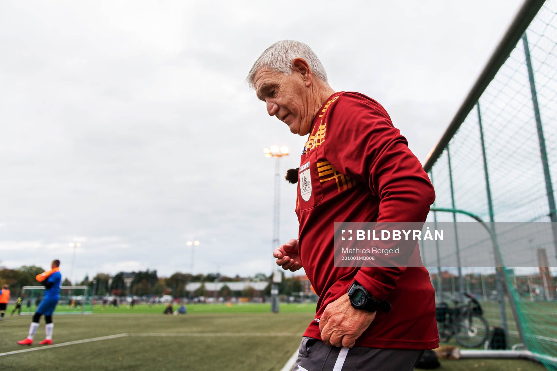 Domare Franco Bastiancich dömer en fotbollsmatch i Korpen