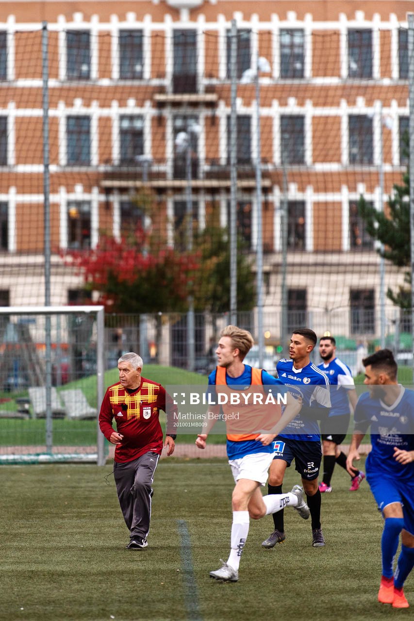 Domare Franco Bastiancich dömer en fotbollsmatch i Korpen
