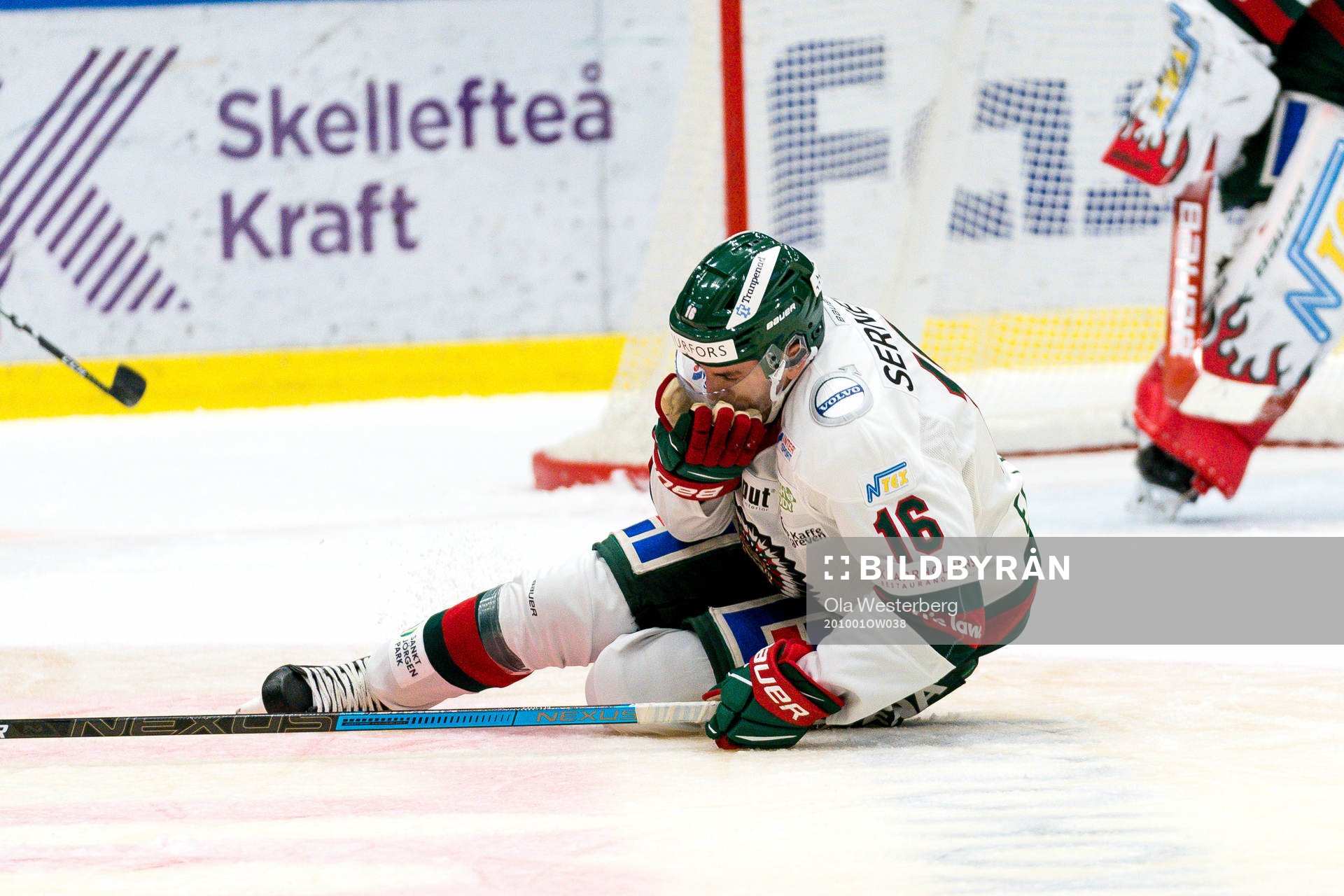 Frölundas Stefan Elliot får en puck i ansiktet