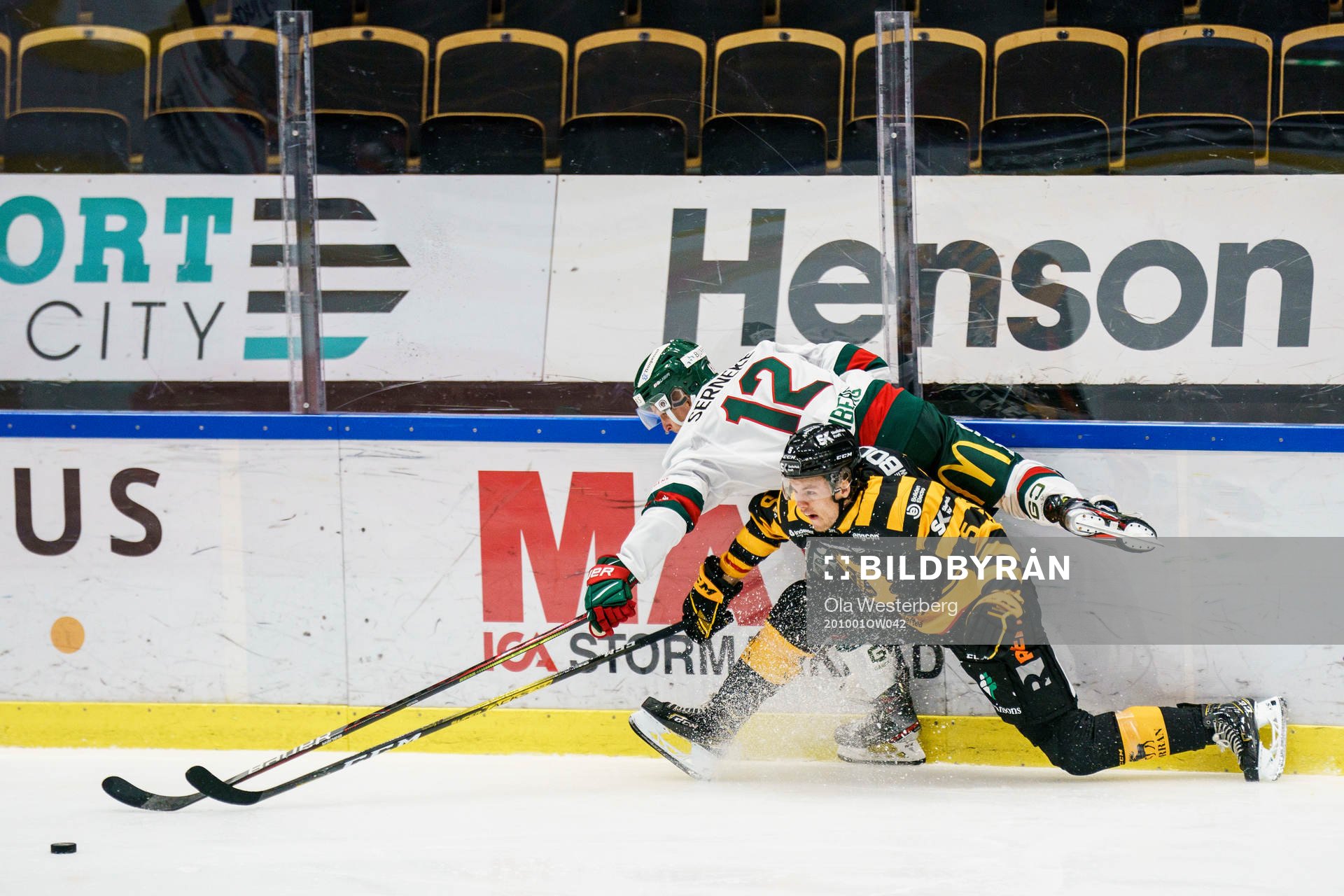 Skellefteås Philip Broberg  och Frölundas Max Friberg