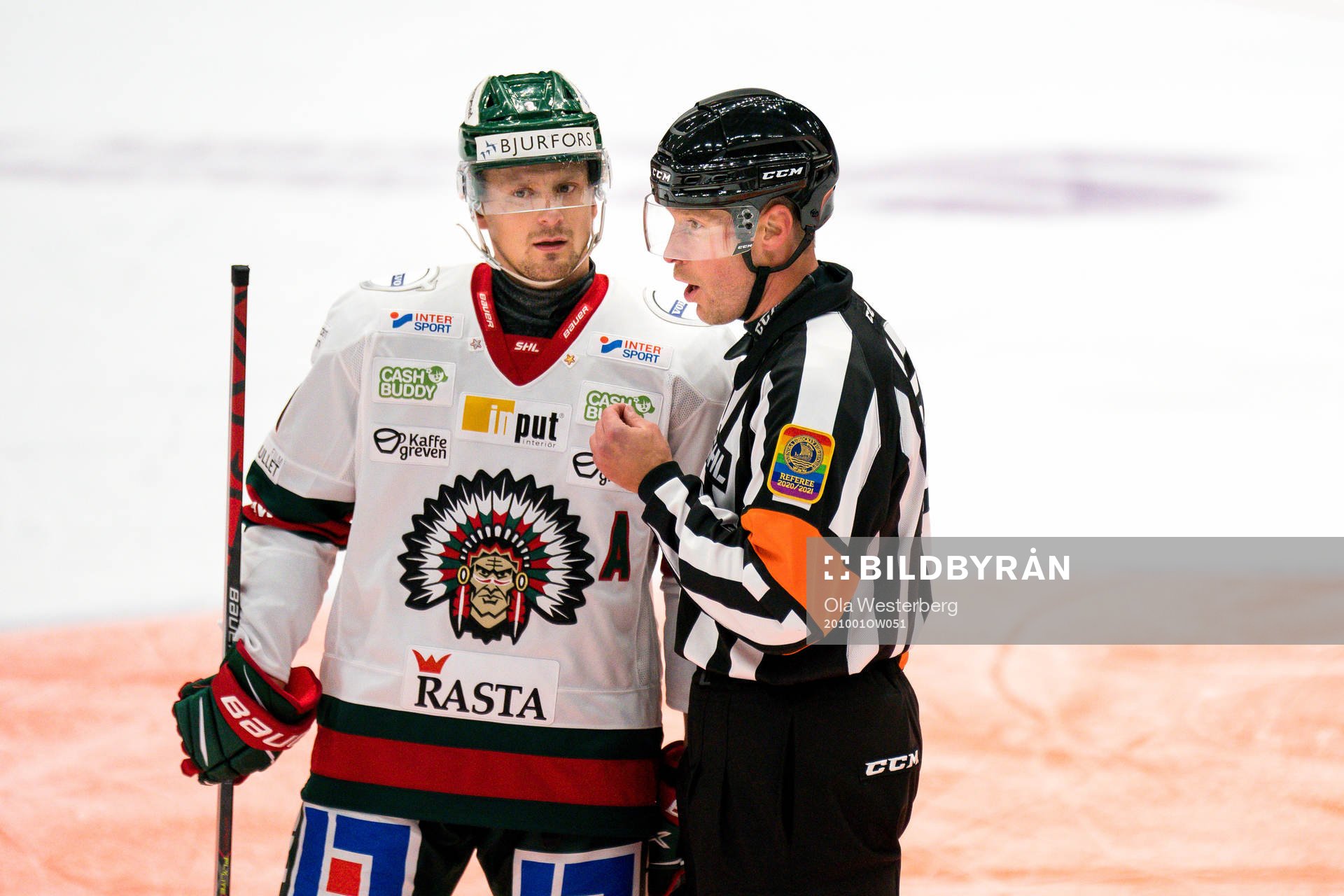 Frölundas Nicklas Lasu pratar med domare Tobias Björk