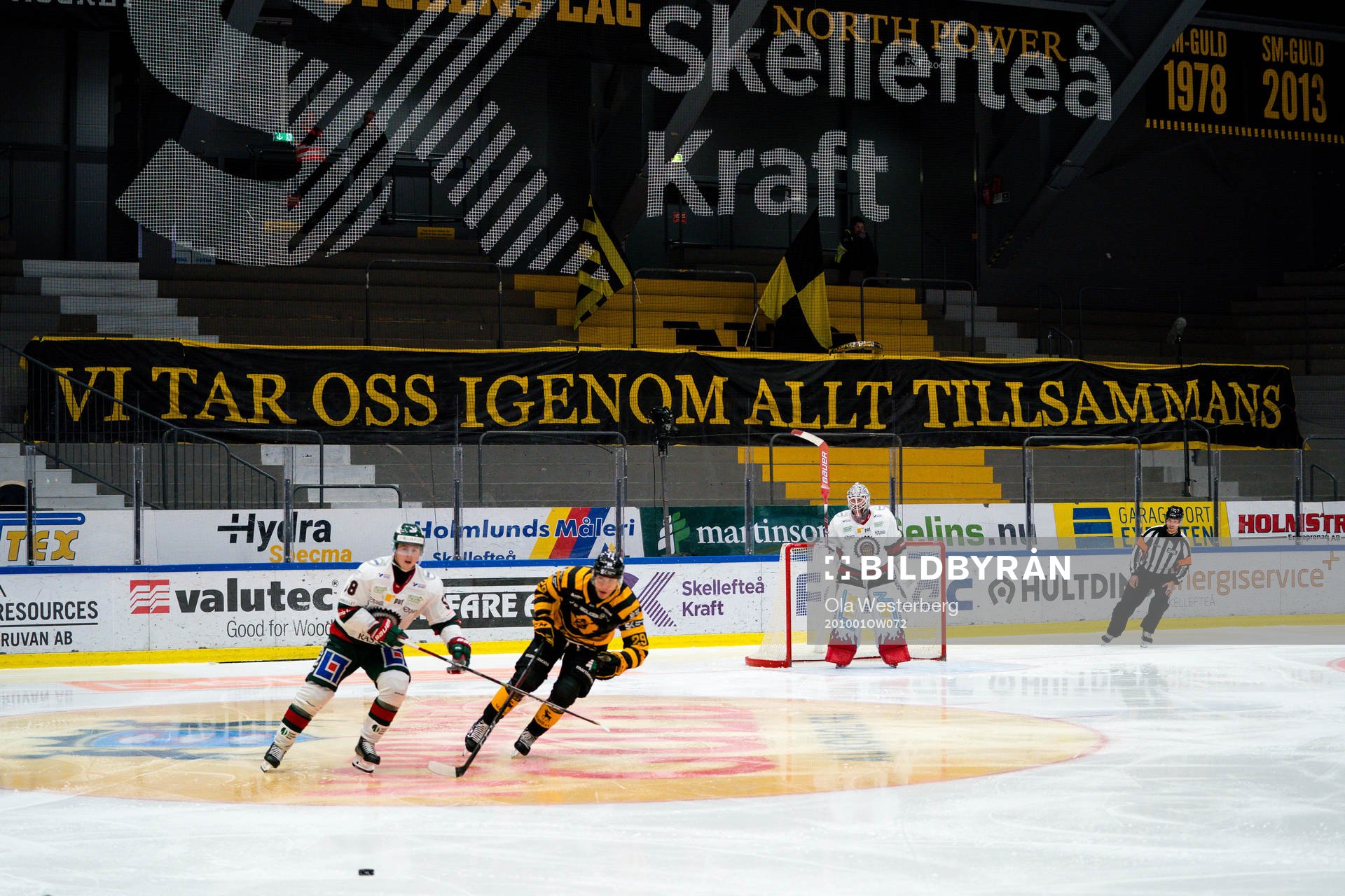 Banderoll från fansen med texten ”Vi tar oss igenom allt