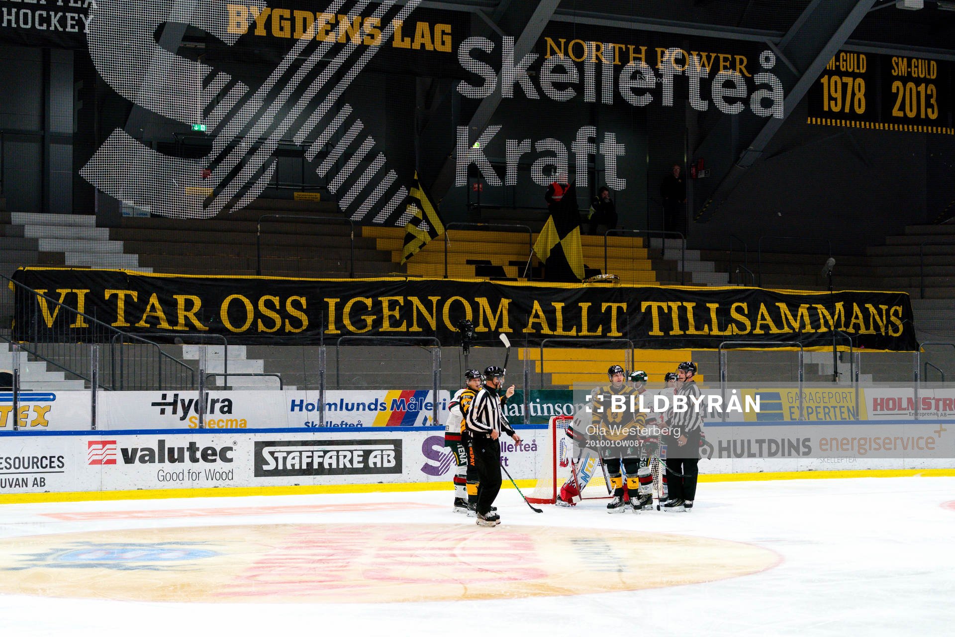 En banderoll med texten ”Vi tar oss igenom allt