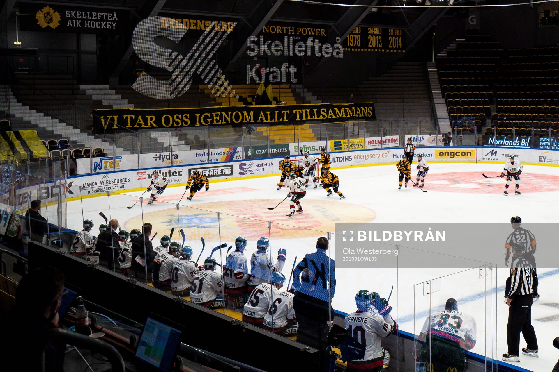 Banderoll med texten ”Vi tar oss igenom allt”