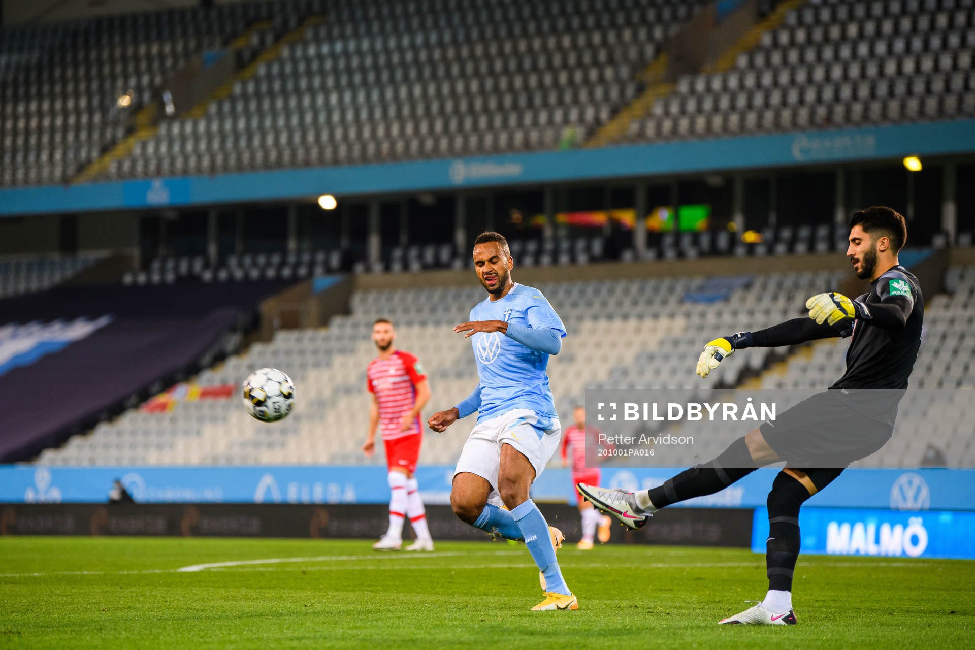 Isaac Kiese Thelin of Malmö FF and goalkeeper Rui Silva of